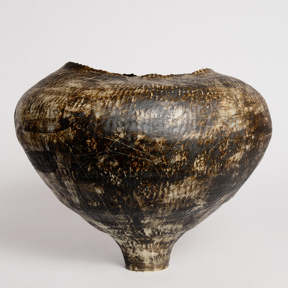 gốm maker is the ceramic practice of Thannie Phan, a Vietnamese artist and potter now based in Naarm. 
Thannie's practice is a physical interpretation of the stories she writes about where she is, where she was, and the people surrounding her. The works are hand-built by pinching coils, glazed by brushing or stamping.