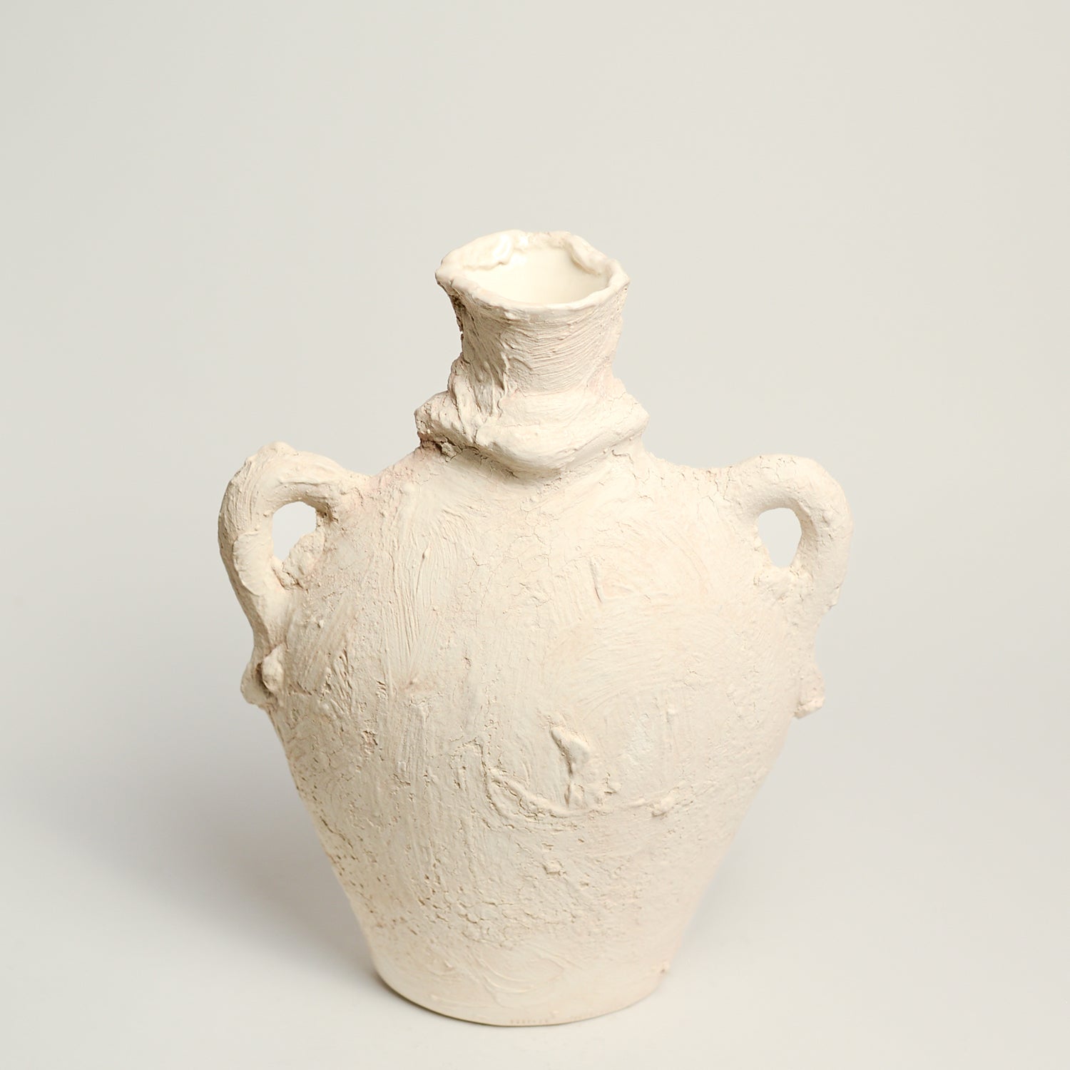 Ceramic vase handmade by Melbourne-based artist Irene from Iggy & Lou Lou. Irene’s practice is informed by a deep respect for traditional making processes, a commitment to a minimal environmental footprint, and a devotion to creating handmade, beloved ceramics that last a lifetime. Irene Grishin Selzer