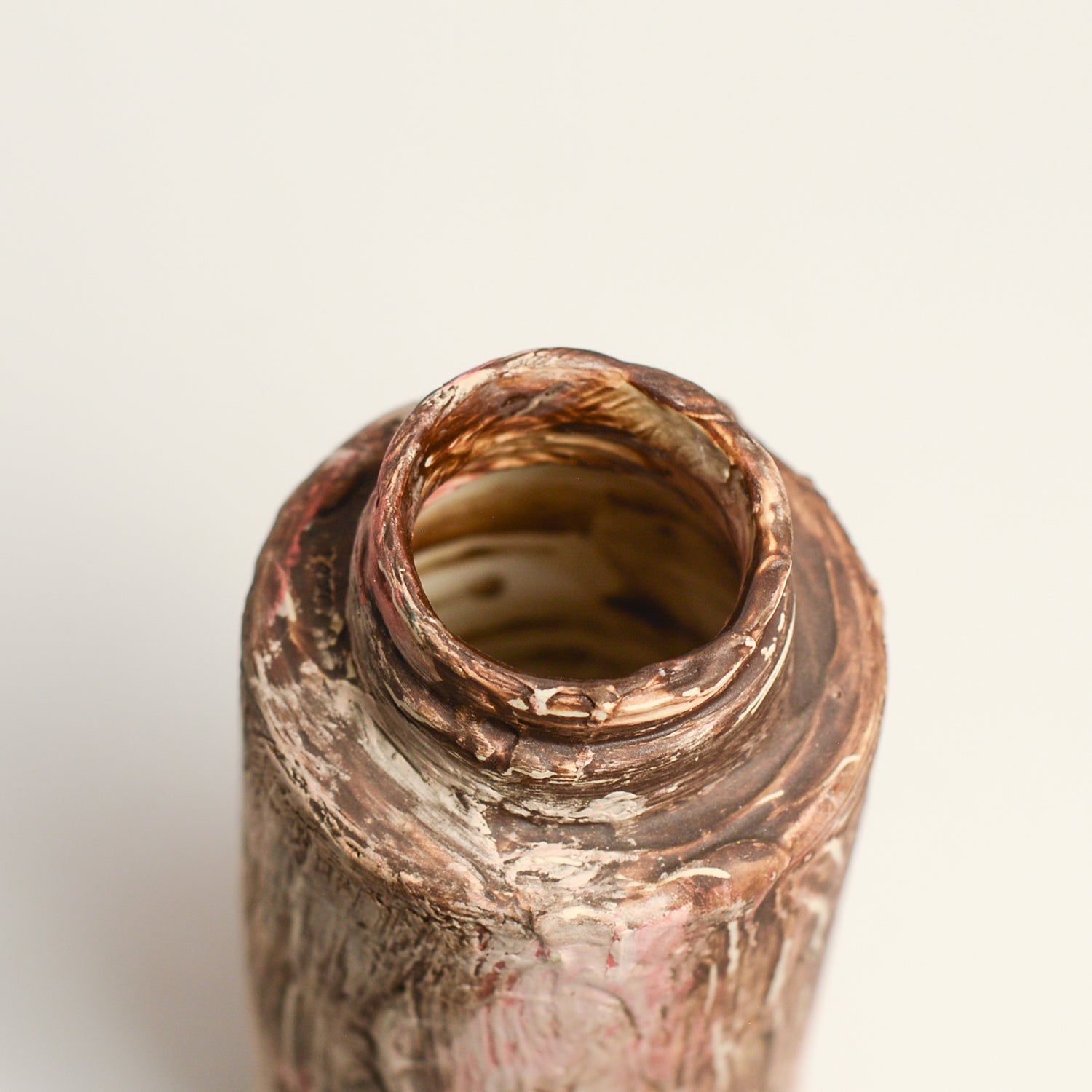 Ceramic vase handmade by Melbourne-based artist Irene from Iggy & Lou Lou. Irene’s practice is informed by a deep respect for traditional making processes, a commitment to a minimal environmental footprint, and a devotion to creating handmade, beloved ceramics that last a lifetime. Irene Grishin Selzer