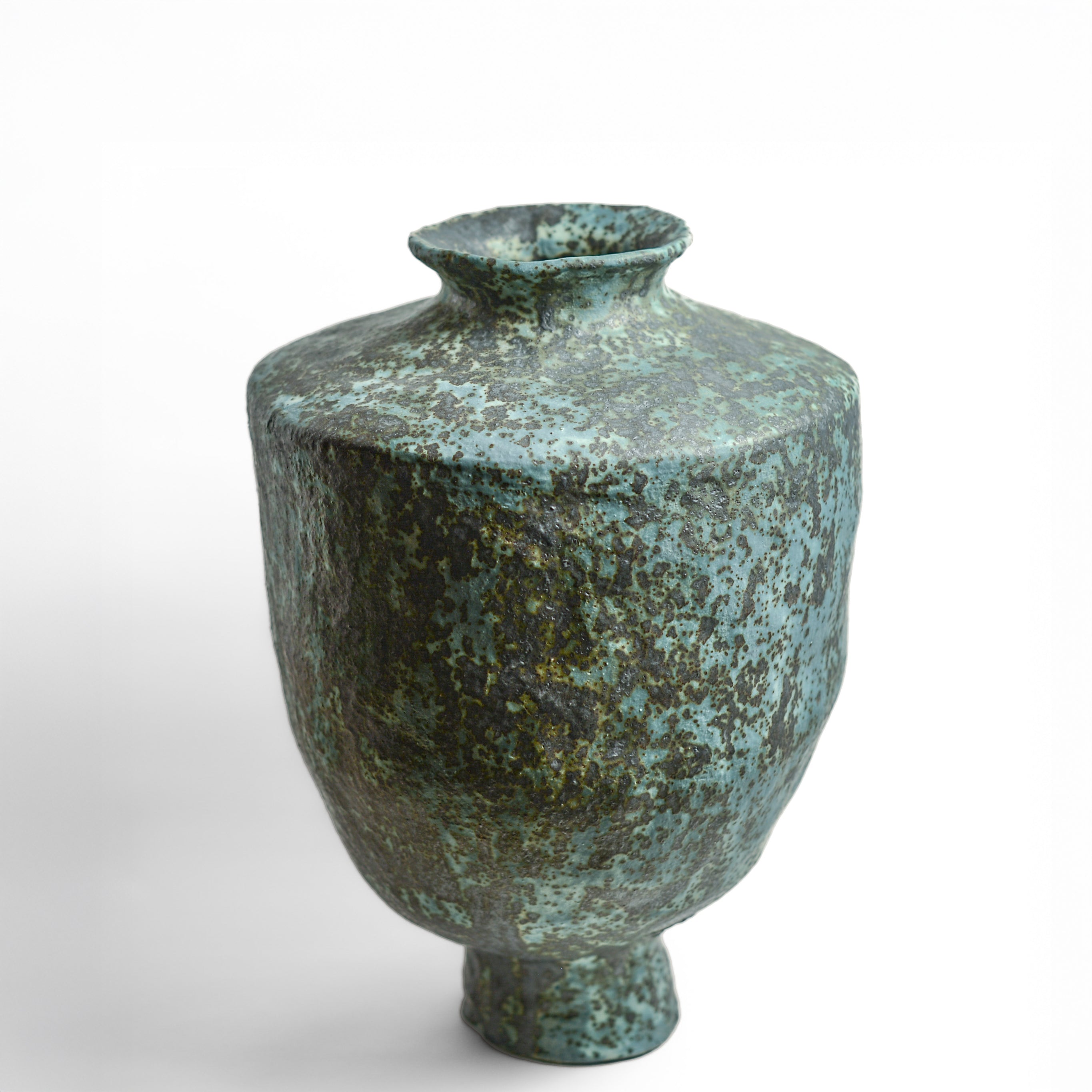 After working in music, advertising and law, KELLY BROWN became a ceramic artist.

Working in Sydney at Kil.n.it, she specialises in crafting timeless pieces inspired by ancient forms, huge urns being her favourite. Collaborating with interior designers, her creations bring sophistication and a touch of history to living spaces. Through unique partnerships with painters, she breaks traditional boundaries, creating captivating expressions.