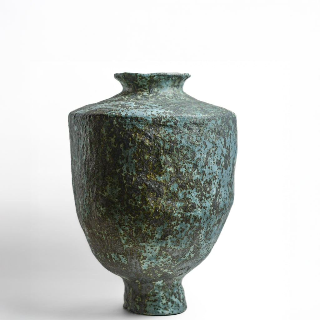 After working in music, advertising and law, KELLY BROWN became a ceramic artist.

Working in Sydney at Kil.n.it, she specialises in crafting timeless pieces inspired by ancient forms, huge urns being her favourite. Collaborating with interior designers, her creations bring sophistication and a touch of history to living spaces. Through unique partnerships with painters, she breaks traditional boundaries, creating captivating expressions.