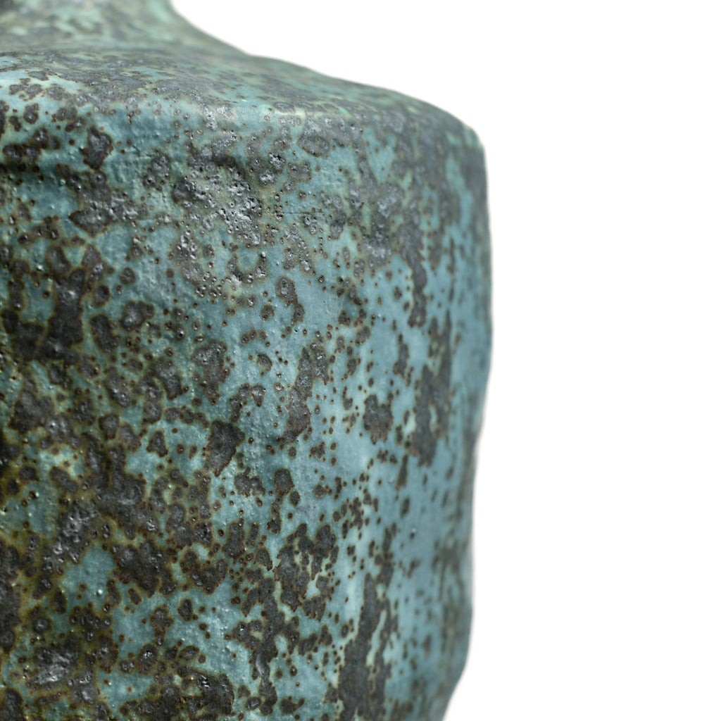 After working in music, advertising and law, KELLY BROWN became a ceramic artist.

Working in Sydney at Kil.n.it, she specialises in crafting timeless pieces inspired by ancient forms, huge urns being her favourite. Collaborating with interior designers, her creations bring sophistication and a touch of history to living spaces. Through unique partnerships with painters, she breaks traditional boundaries, creating captivating expressions.