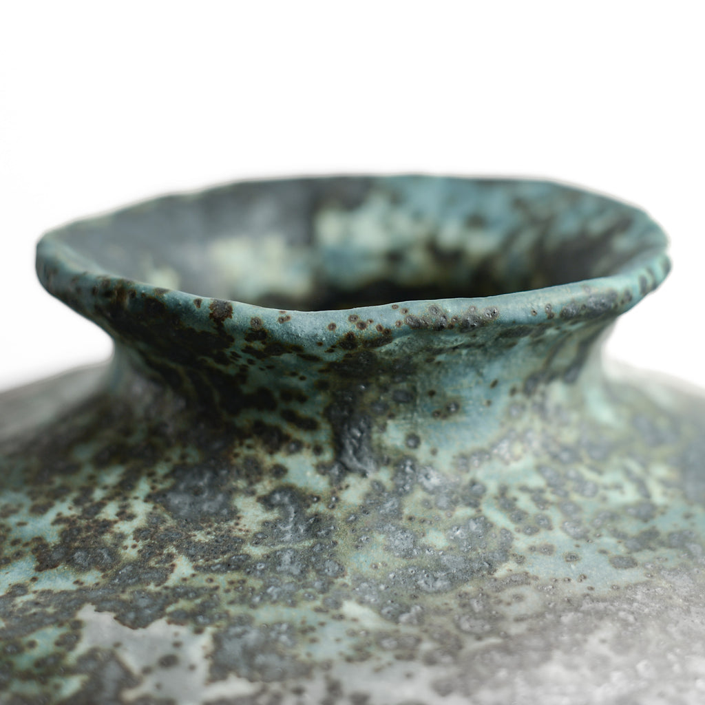 After working in music, advertising and law, KELLY BROWN became a ceramic artist.

Working in Sydney at Kil.n.it, she specialises in crafting timeless pieces inspired by ancient forms, huge urns being her favourite. Collaborating with interior designers, her creations bring sophistication and a touch of history to living spaces. Through unique partnerships with painters, she breaks traditional boundaries, creating captivating expressions.