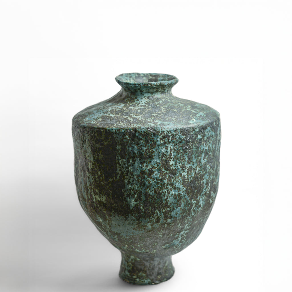  After working in music, advertising and law, KELLY BROWN became a ceramic artist.

Working in Sydney at Kil.n.it, she specialises in crafting timeless pieces inspired by ancient forms, huge urns being her favourite. Collaborating with interior designers, her creations bring sophistication and a touch of history to living spaces. Through unique partnerships with painters, she breaks traditional boundaries, creating captivating expressions.