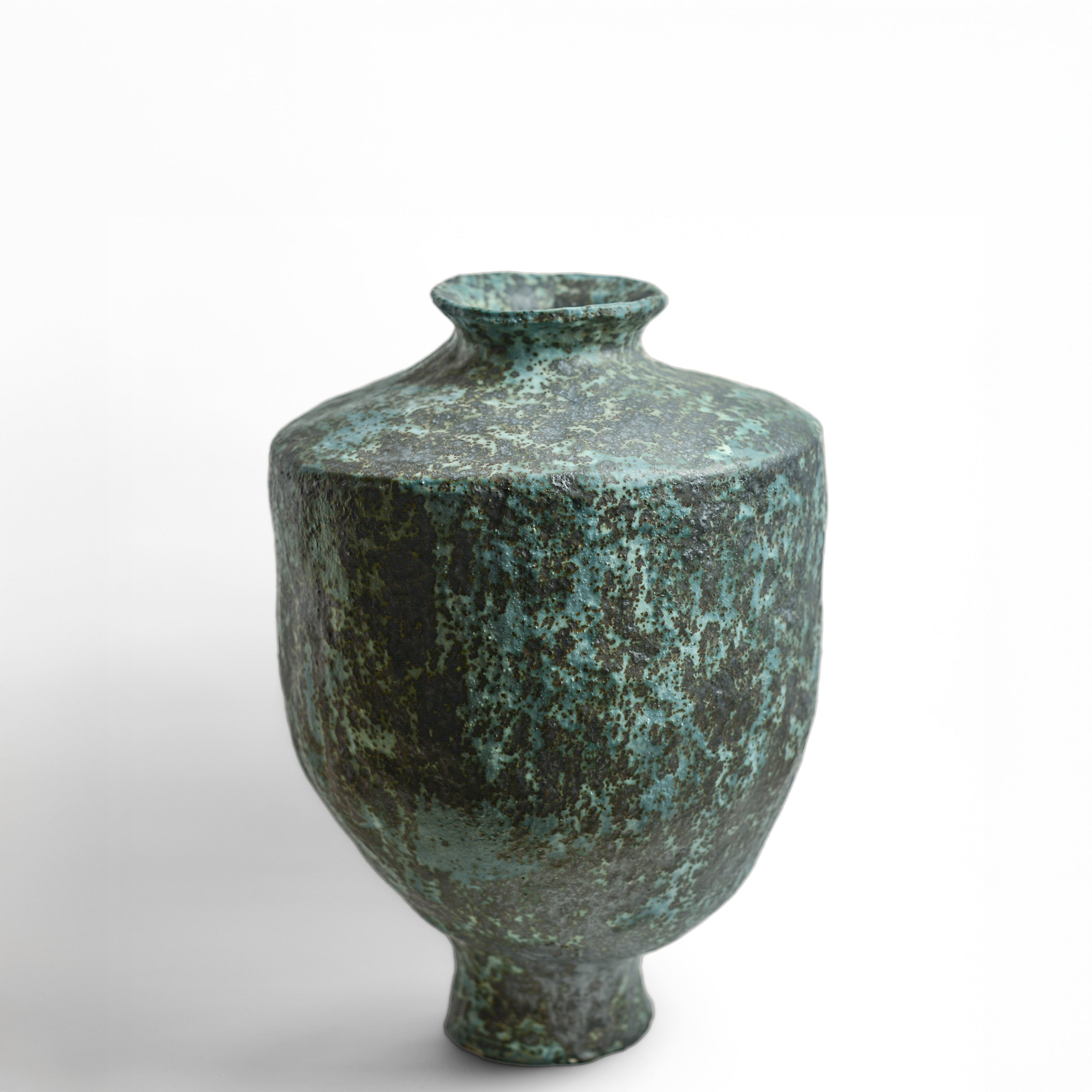  After working in music, advertising and law, KELLY BROWN became a ceramic artist.

Working in Sydney at Kil.n.it, she specialises in crafting timeless pieces inspired by ancient forms, huge urns being her favourite. Collaborating with interior designers, her creations bring sophistication and a touch of history to living spaces. Through unique partnerships with painters, she breaks traditional boundaries, creating captivating expressions.