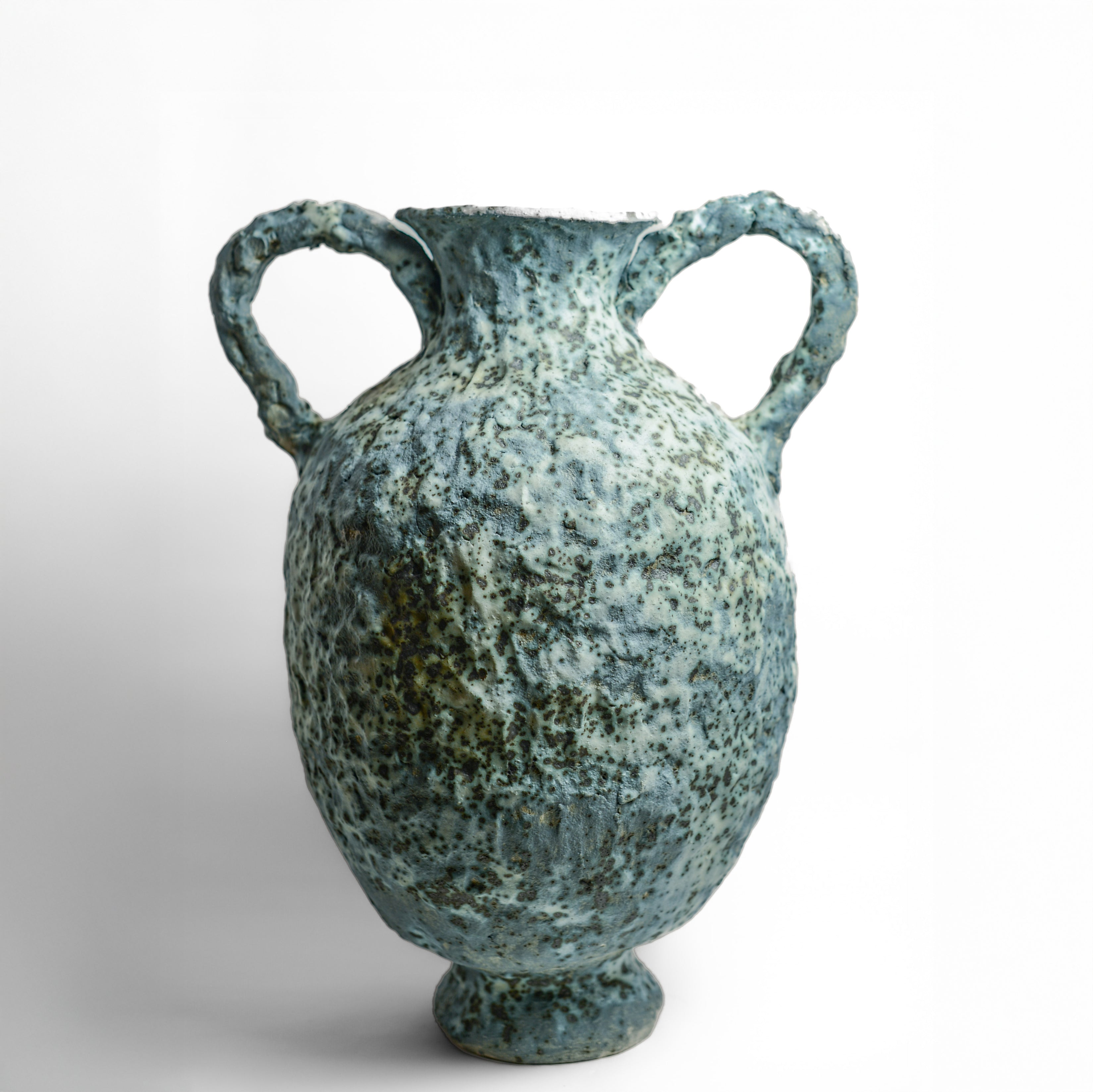 After working in music, advertising and law, KELLY BROWN became a ceramic artist.

Working in Sydney at Kil.n.it, she specialises in crafting timeless pieces inspired by ancient forms, huge urns being her favourite. Collaborating with interior designers, her creations bring sophistication and a touch of history to living spaces. Through unique partnerships with painters, she breaks traditional boundaries, creating captivating expressions.