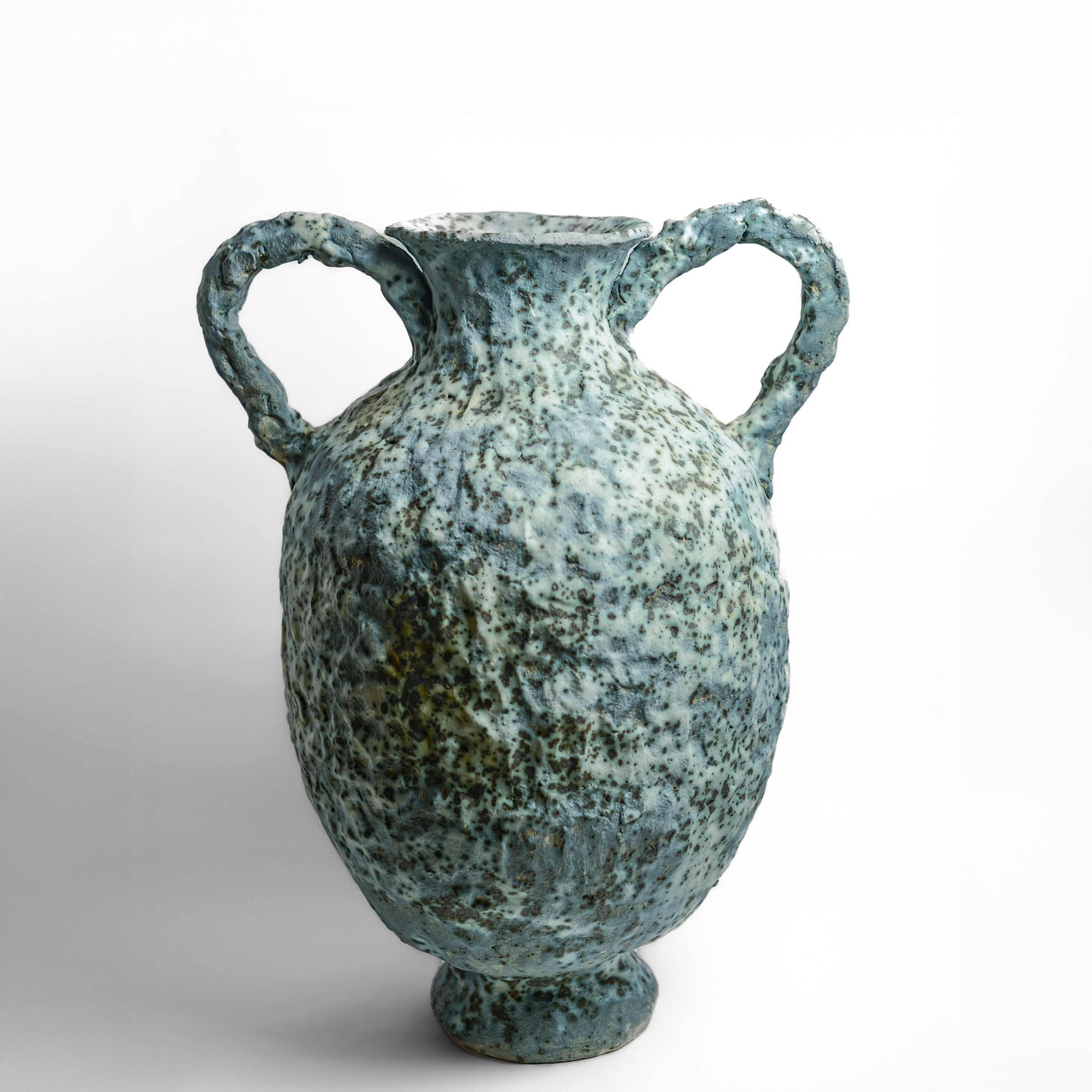 After working in music, advertising and law, KELLY BROWN became a ceramic artist.

Working in Sydney at Kil.n.it, she specialises in crafting timeless pieces inspired by ancient forms, huge urns being her favourite. Collaborating with interior designers, her creations bring sophistication and a touch of history to living spaces. Through unique partnerships with painters, she breaks traditional boundaries, creating captivating expressions.