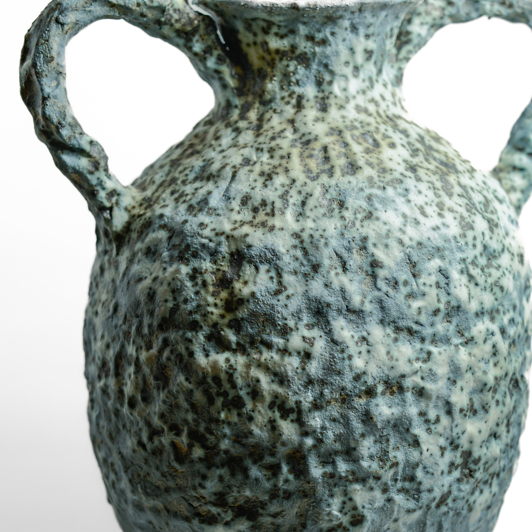 After working in music, advertising and law, KELLY BROWN became a ceramic artist.

Working in Sydney at Kil.n.it, she specialises in crafting timeless pieces inspired by ancient forms, huge urns being her favourite. Collaborating with interior designers, her creations bring sophistication and a touch of history to living spaces. Through unique partnerships with painters, she breaks traditional boundaries, creating captivating expressions.