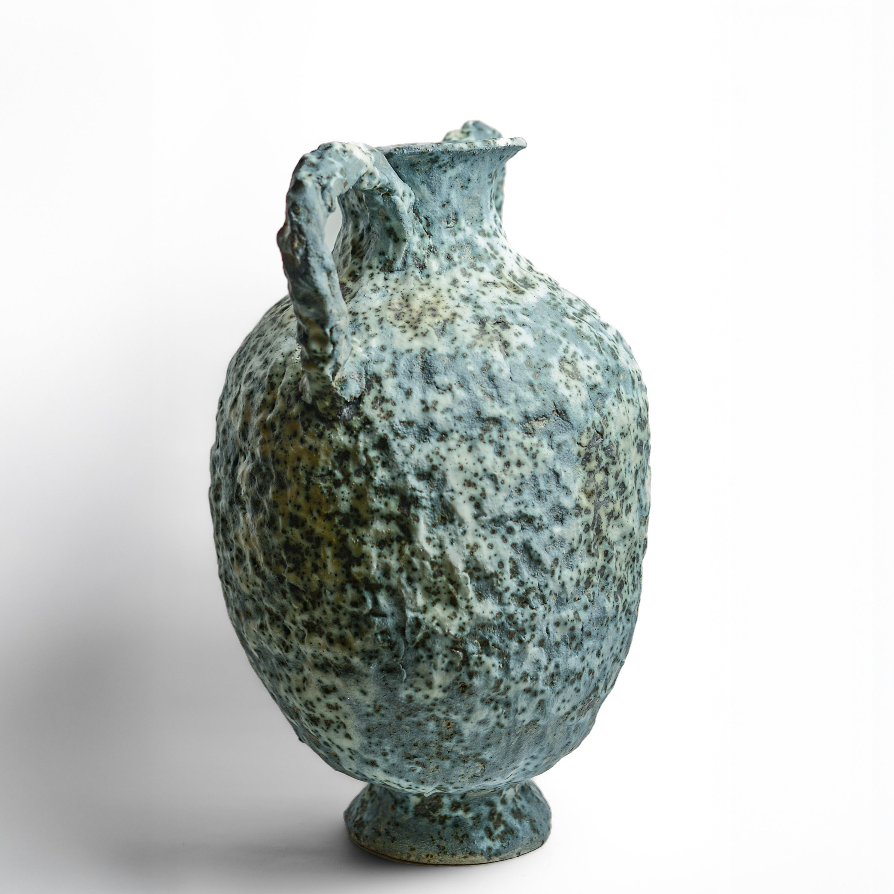 After working in music, advertising and law, KELLY BROWN became a ceramic artist.

Working in Sydney at Kil.n.it, she specialises in crafting timeless pieces inspired by ancient forms, huge urns being her favourite. Collaborating with interior designers, her creations bring sophistication and a touch of history to living spaces. Through unique partnerships with painters, she breaks traditional boundaries, creating captivating expressions.