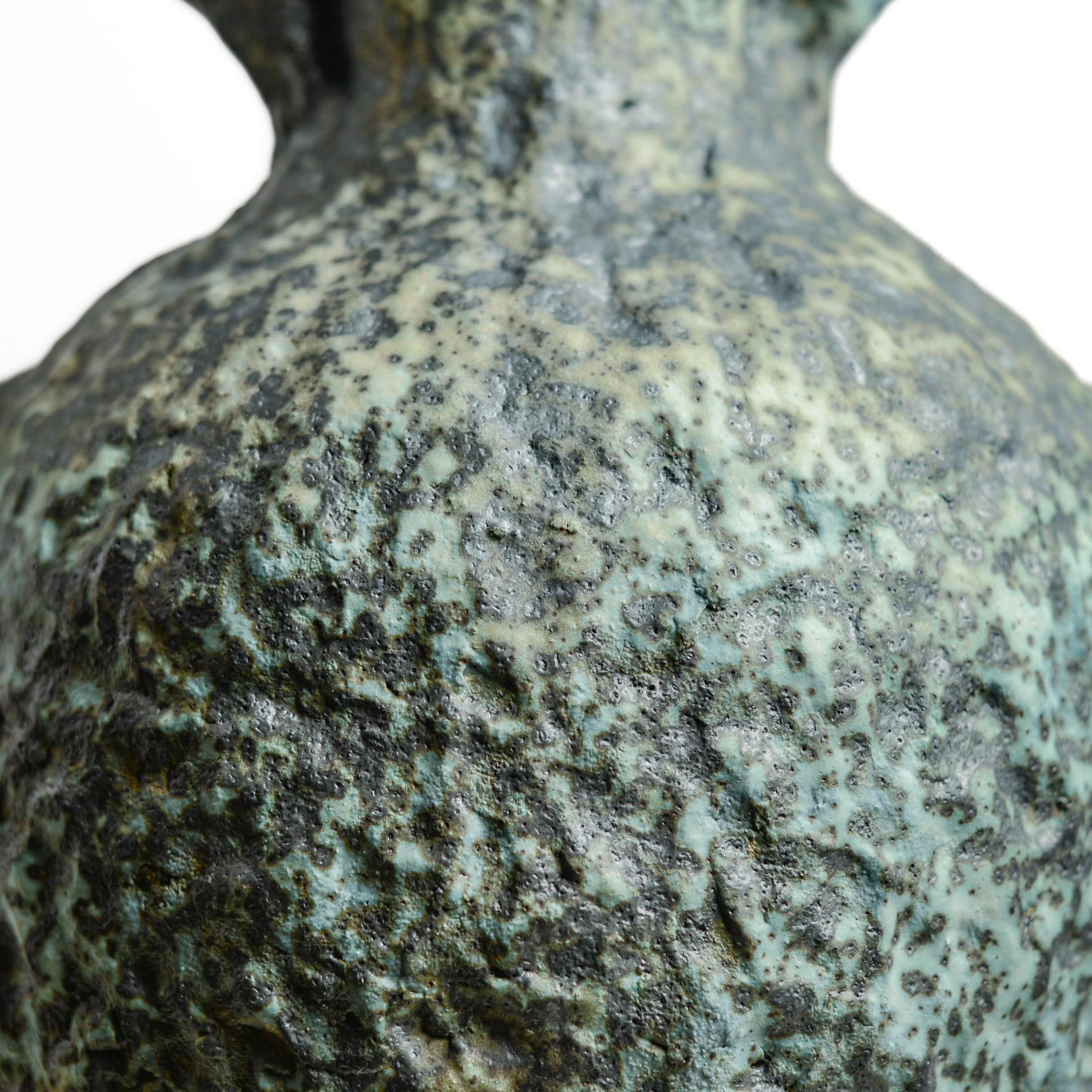 After working in music, advertising and law, KELLY BROWN became a ceramic artist.

Working in Sydney at Kil.n.it, she specialises in crafting timeless pieces inspired by ancient forms, huge urns being her favourite. Collaborating with interior designers, her creations bring sophistication and a touch of history to living spaces. Through unique partnerships with painters, she breaks traditional boundaries, creating captivating expressions.