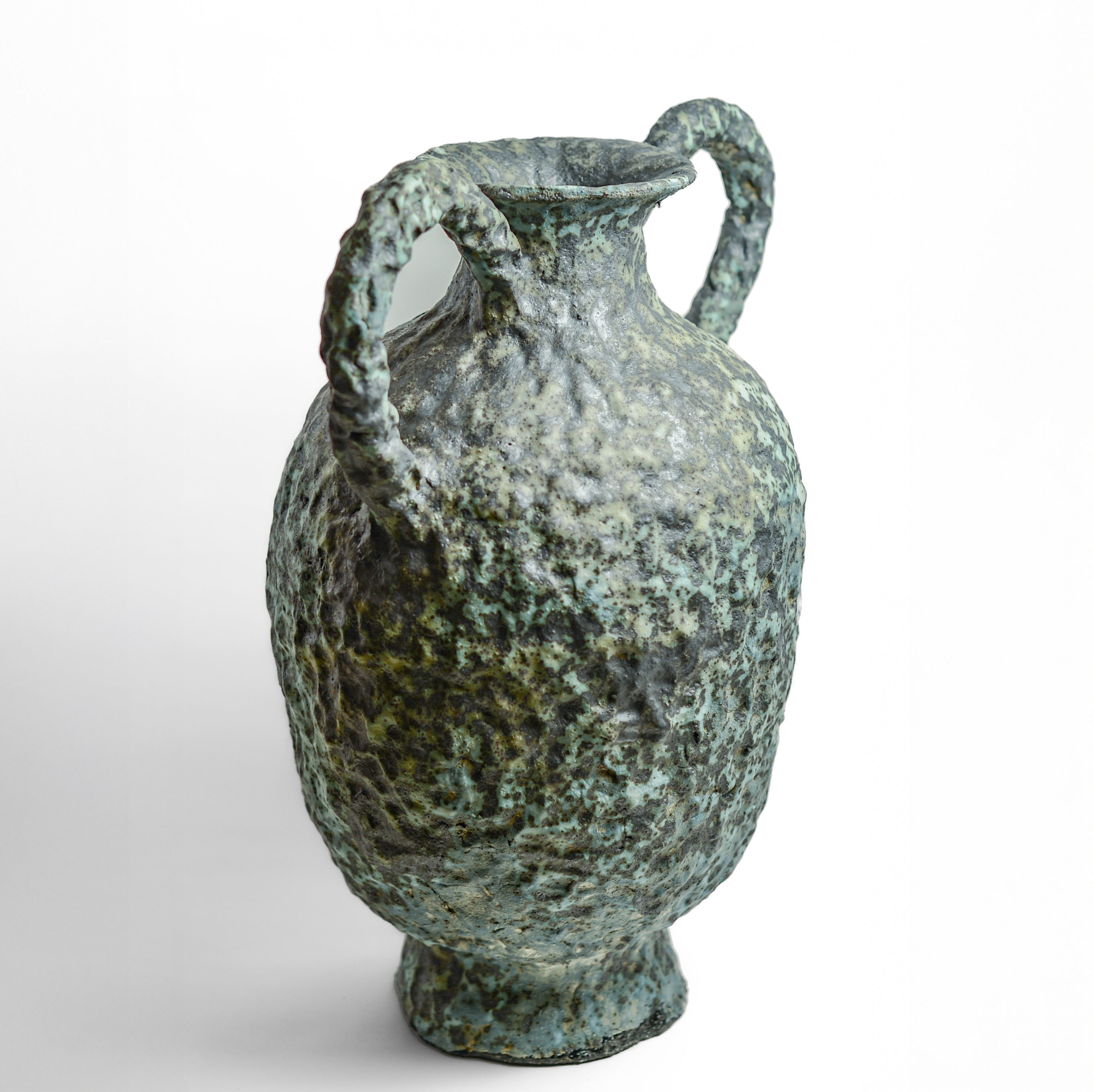 After working in music, advertising and law, KELLY BROWN became a ceramic artist.

Working in Sydney at Kil.n.it, she specialises in crafting timeless pieces inspired by ancient forms, huge urns being her favourite. Collaborating with interior designers, her creations bring sophistication and a touch of history to living spaces. Through unique partnerships with painters, she breaks traditional boundaries, creating captivating expressions.