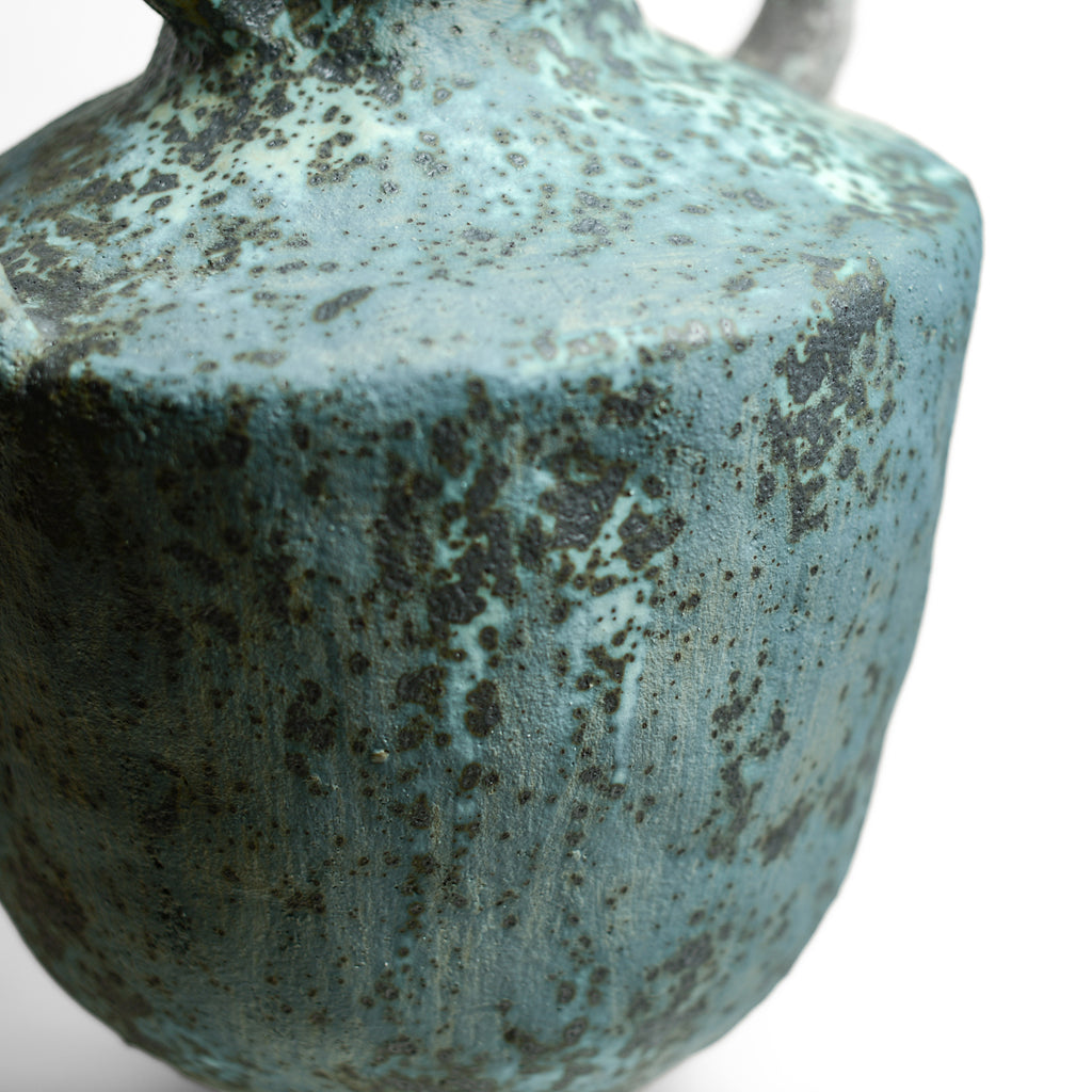 After working in music, advertising and law, KELLY BROWN became a ceramic artist.

Working in Sydney at Kil.n.it, she specialises in crafting timeless pieces inspired by ancient forms, huge urns being her favourite. Collaborating with interior designers, her creations bring sophistication and a touch of history to living spaces. Through unique partnerships with painters, she breaks traditional boundaries, creating captivating expressions.