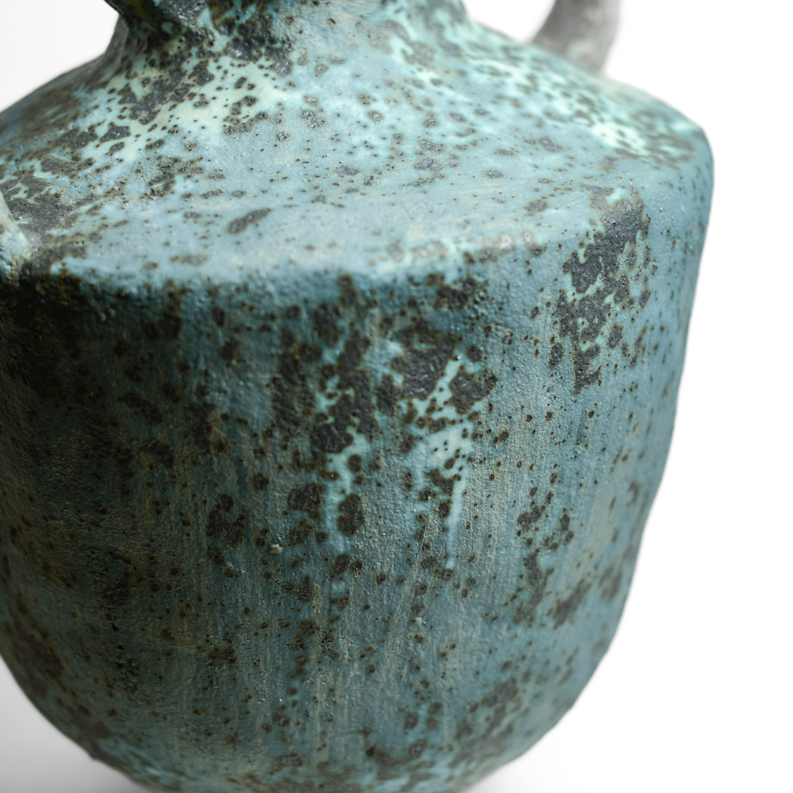 After working in music, advertising and law, KELLY BROWN became a ceramic artist.

Working in Sydney at Kil.n.it, she specialises in crafting timeless pieces inspired by ancient forms, huge urns being her favourite. Collaborating with interior designers, her creations bring sophistication and a touch of history to living spaces. Through unique partnerships with painters, she breaks traditional boundaries, creating captivating expressions.