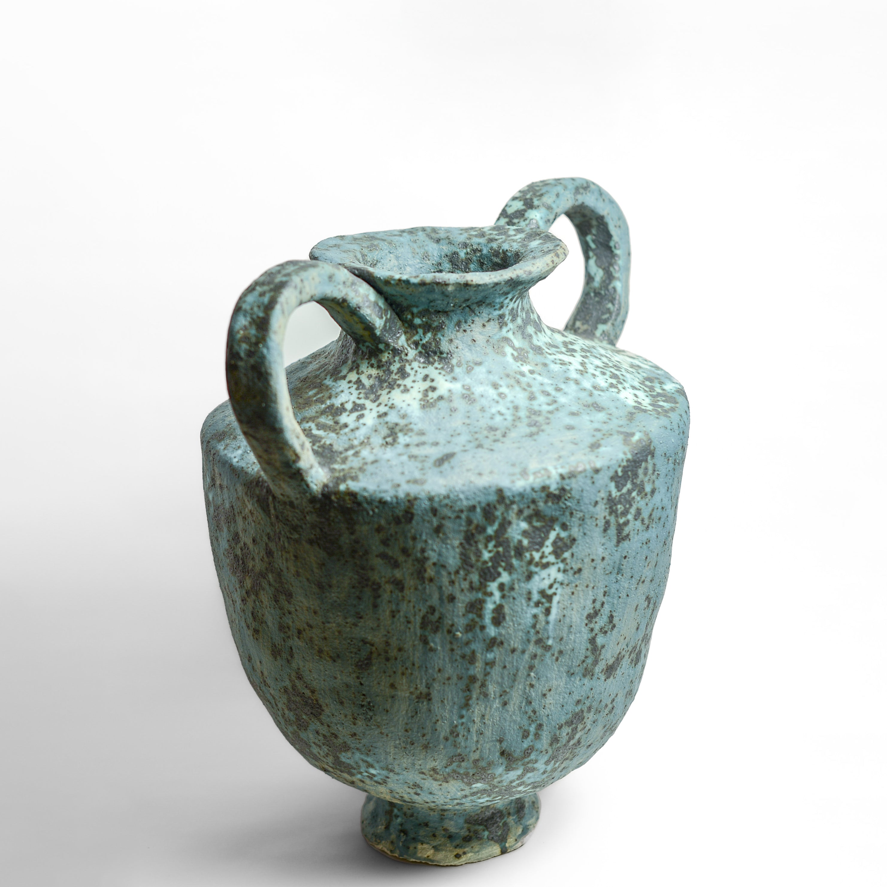 After working in music, advertising and law, KELLY BROWN became a ceramic artist.

Working in Sydney at Kil.n.it, she specialises in crafting timeless pieces inspired by ancient forms, huge urns being her favourite. Collaborating with interior designers, her creations bring sophistication and a touch of history to living spaces. Through unique partnerships with painters, she breaks traditional boundaries, creating captivating expressions.