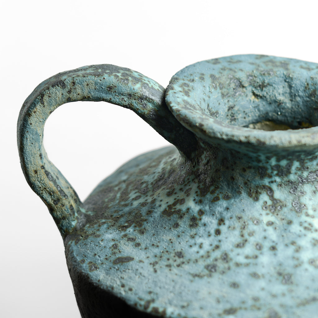 After working in music, advertising and law, KELLY BROWN became a ceramic artist.

Working in Sydney at Kil.n.it, she specialises in crafting timeless pieces inspired by ancient forms, huge urns being her favourite. Collaborating with interior designers, her creations bring sophistication and a touch of history to living spaces. Through unique partnerships with painters, she breaks traditional boundaries, creating captivating expressions.