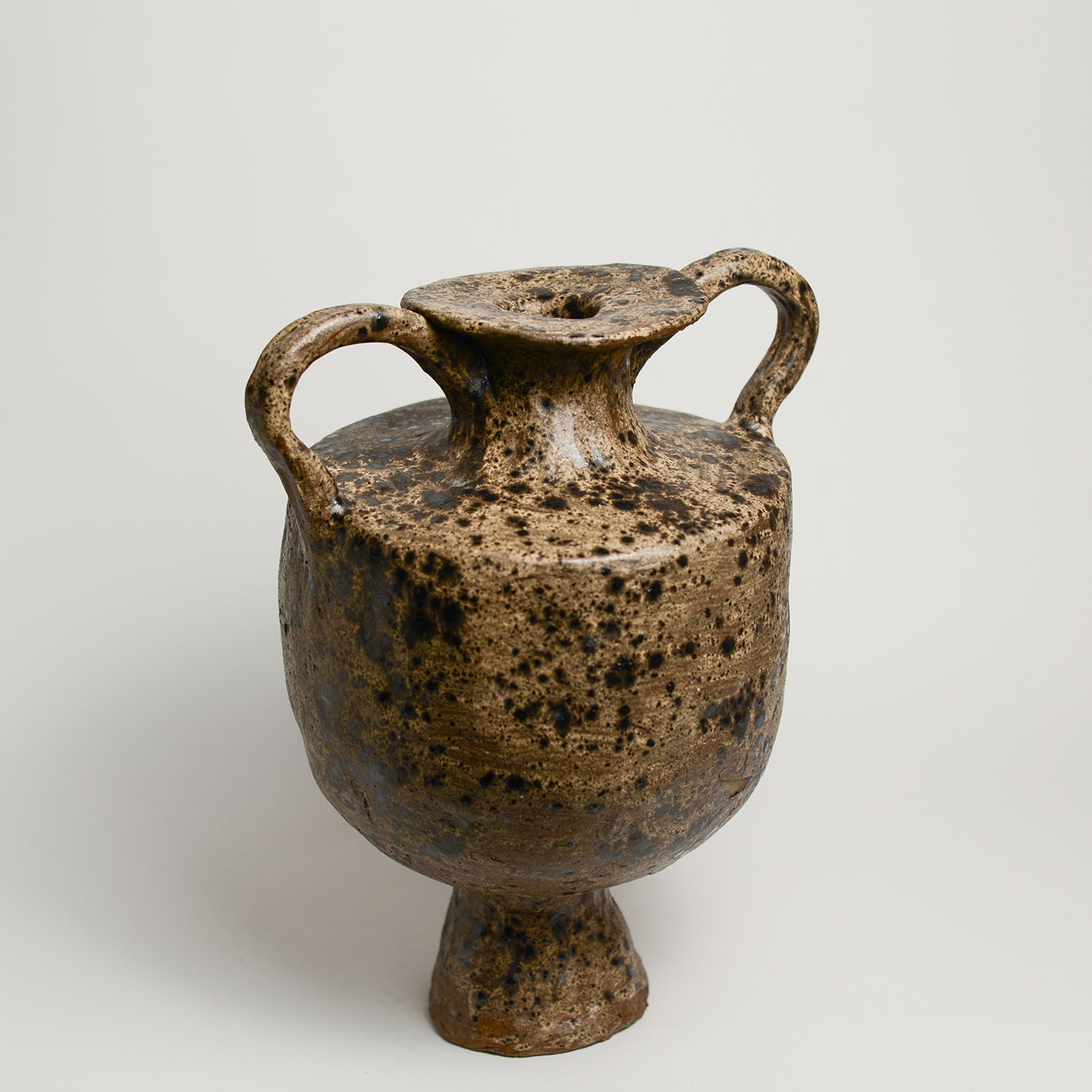 After working in music, advertising and law, KELLY BROWN became a ceramic artist.  Working in Sydney at Kil.n.it, she specialises in crafting timeless pieces inspired by ancient forms, huge urns being her favourite. Collaborating with interior designers, her creations bring sophistication and a touch of history to living spaces. Through unique partnerships with painters, she breaks traditional boundaries, creating captivating expressions.