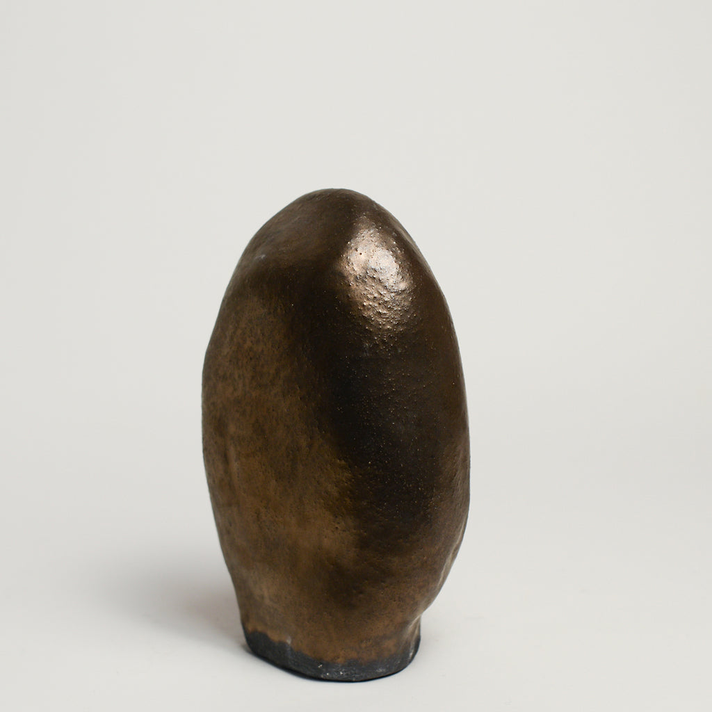 After working in music, advertising and law, KELLY BROWN became a ceramic artist.  Working in Sydney at Kil.n.it, she specialises in crafting timeless pieces inspired by ancient forms, huge urns being her favourite. Collaborating with interior designers, her creations bring sophistication and a touch of history to living spaces. Through unique partnerships with painters, she breaks traditional boundaries, creating captivating expressions.