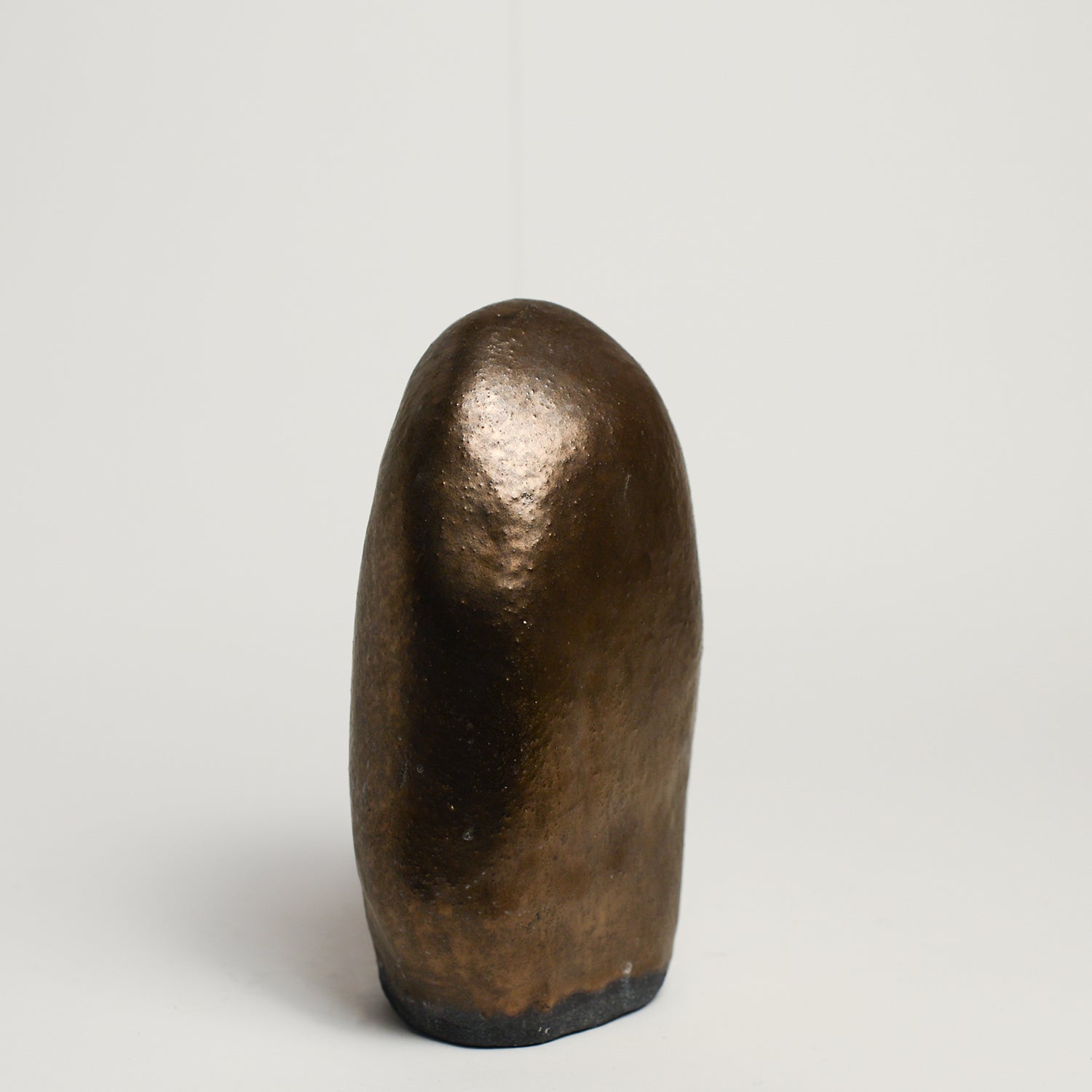 After working in music, advertising and law, KELLY BROWN became a ceramic artist.  Working in Sydney at Kil.n.it, she specialises in crafting timeless pieces inspired by ancient forms, huge urns being her favourite. Collaborating with interior designers, her creations bring sophistication and a touch of history to living spaces. Through unique partnerships with painters, she breaks traditional boundaries, creating captivating expressions.