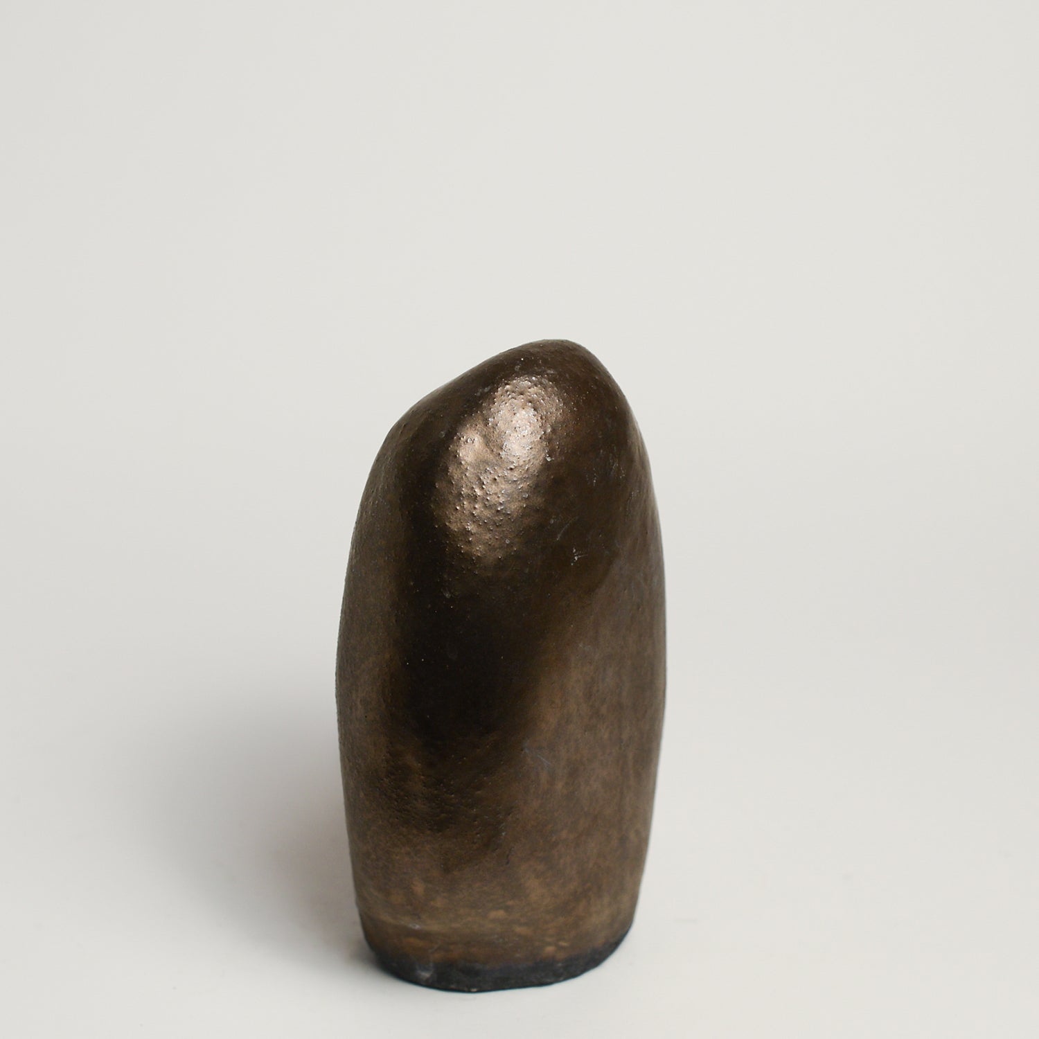 After working in music, advertising and law, KELLY BROWN became a ceramic artist.  Working in Sydney at Kil.n.it, she specialises in crafting timeless pieces inspired by ancient forms, huge urns being her favourite. Collaborating with interior designers, her creations bring sophistication and a touch of history to living spaces. Through unique partnerships with painters, she breaks traditional boundaries, creating captivating expressions.