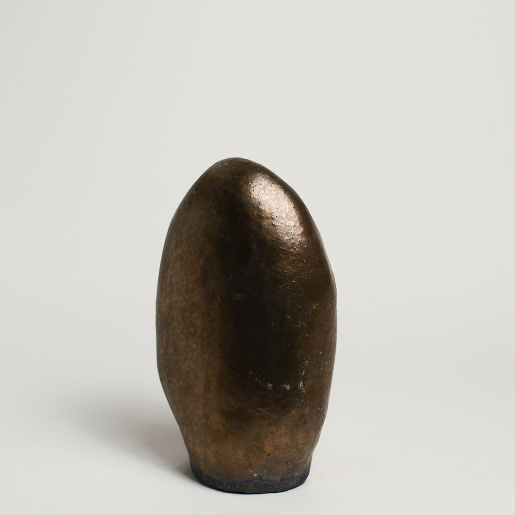 After working in music, advertising and law, KELLY BROWN became a ceramic artist.  Working in Sydney at Kil.n.it, she specialises in crafting timeless pieces inspired by ancient forms, huge urns being her favourite. Collaborating with interior designers, her creations bring sophistication and a touch of history to living spaces. Through unique partnerships with painters, she breaks traditional boundaries, creating captivating expressions.