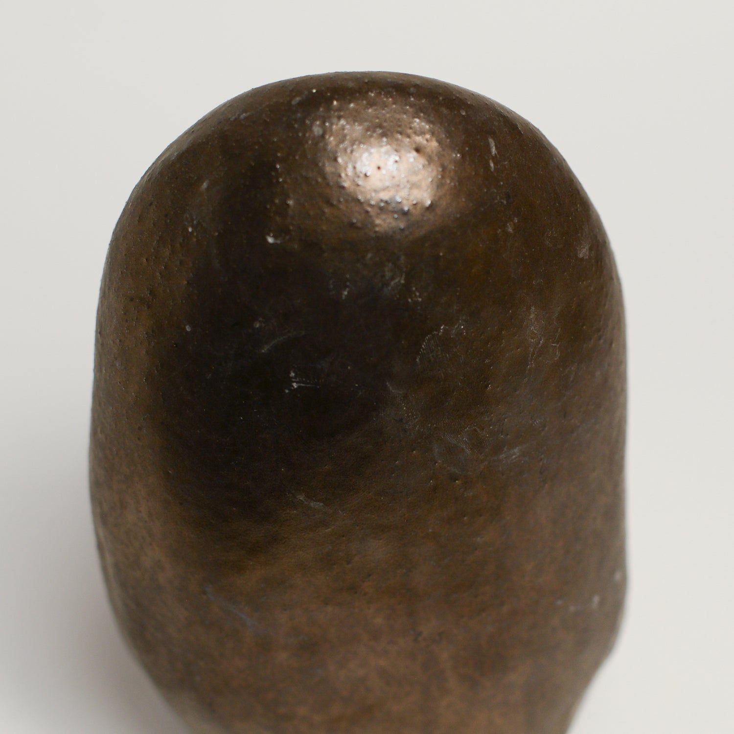 After working in music, advertising and law, KELLY BROWN became a ceramic artist.  Working in Sydney at Kil.n.it, she specialises in crafting timeless pieces inspired by ancient forms, huge urns being her favourite. Collaborating with interior designers, her creations bring sophistication and a touch of history to living spaces. Through unique partnerships with painters, she breaks traditional boundaries, creating captivating expressions.