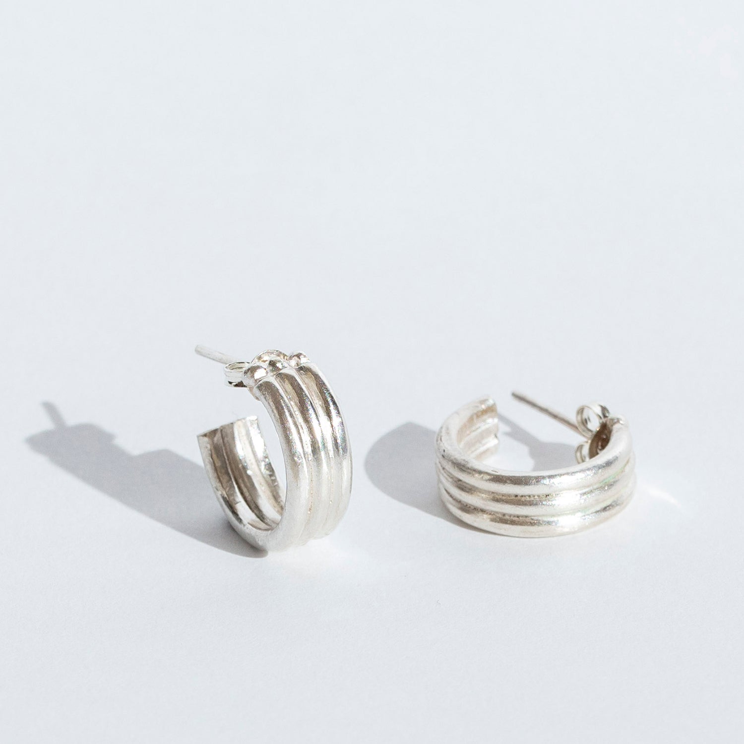 KIRA EDWARDS is a contemporary jeweller, utilising traditional techniques to make organic sculptural pieces. Her work is an ode to the making process, embracing the imperfections and beauty that arise along the way. Exploring texture, sculpture and mixed metals, her work aims to capture a natural ease.