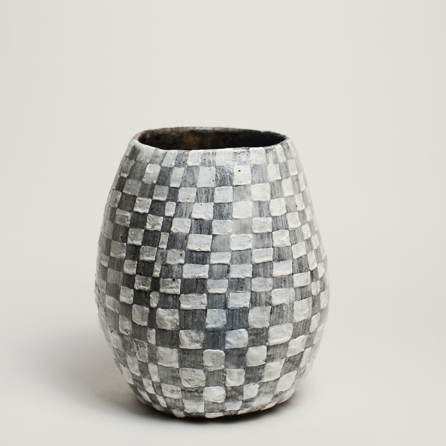 LAUREN JOFFE is a ceramic artist born in Cape Town, who immigrated to Melbourne as a child.  She studied Fine Art (Gold & Silversmithing) at RMIT and after graduating began her art practice as a contemporary jeweller and object maker