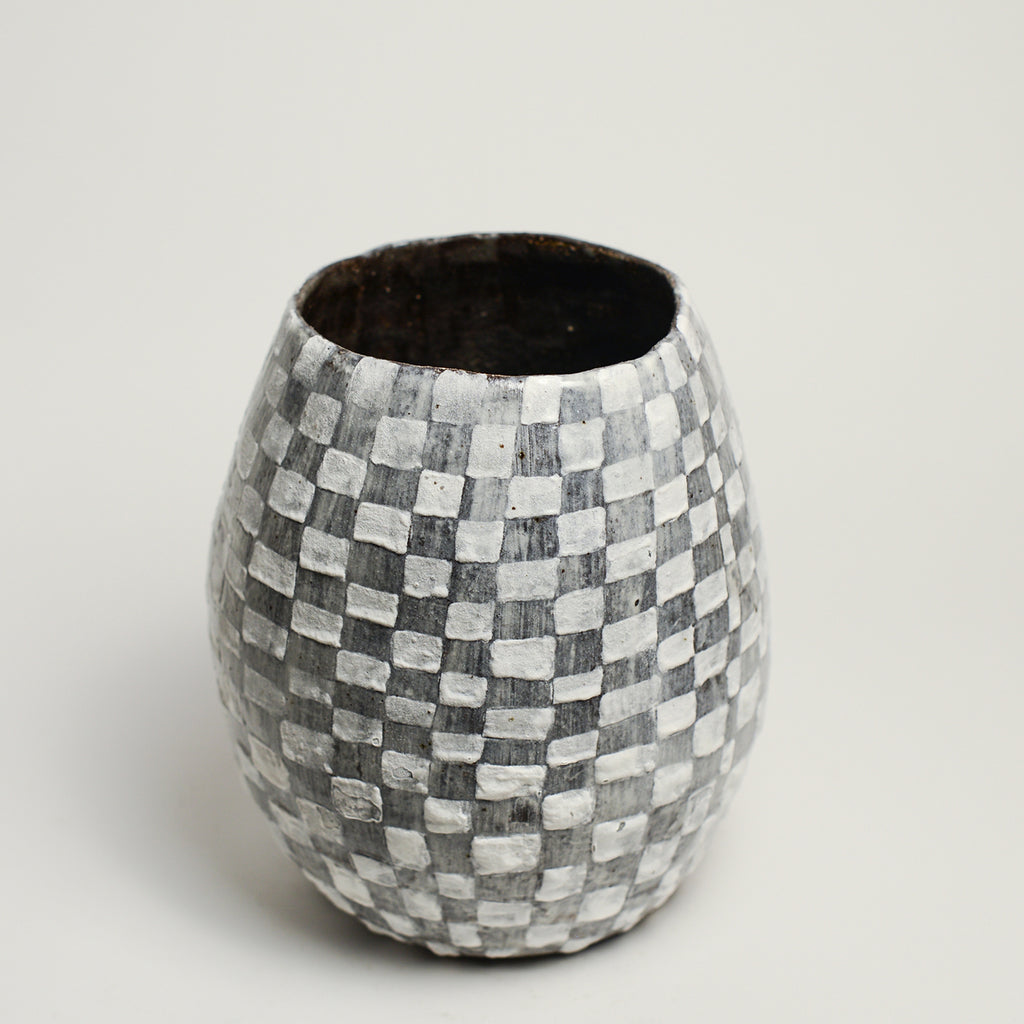 LAUREN JOFFE is a ceramic artist born in Cape Town, who immigrated to Melbourne as a child.  She studied Fine Art (Gold & Silversmithing) at RMIT and after graduating began her art practice as a contemporary jeweller and object maker