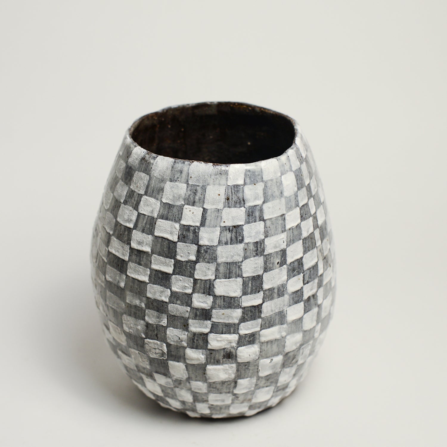 LAUREN JOFFE is a ceramic artist born in Cape Town, who immigrated to Melbourne as a child.  She studied Fine Art (Gold & Silversmithing) at RMIT and after graduating began her art practice as a contemporary jeweller and object maker