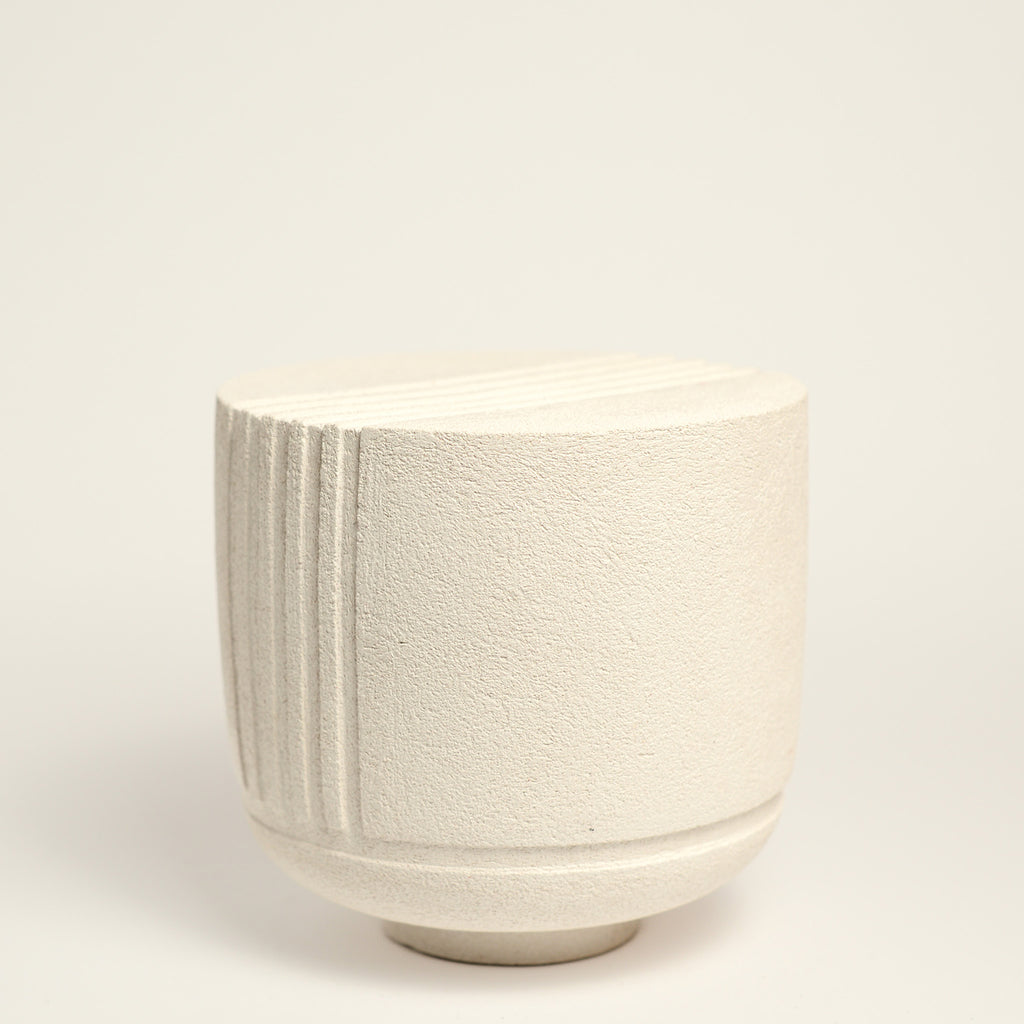 From her small studio in the Dandenong Ranges, Melinda Wallis strives for beauty in the form and surface. Simple designs can prove challenging, however this keeps her engaged as she continues to search for that one perfect piece. that enigma. She uses textured clays, often blending two or three together. The wheel gives Melinda her individual parts, and her hands assemble the finished product. The process is by far the main event for Melinda.