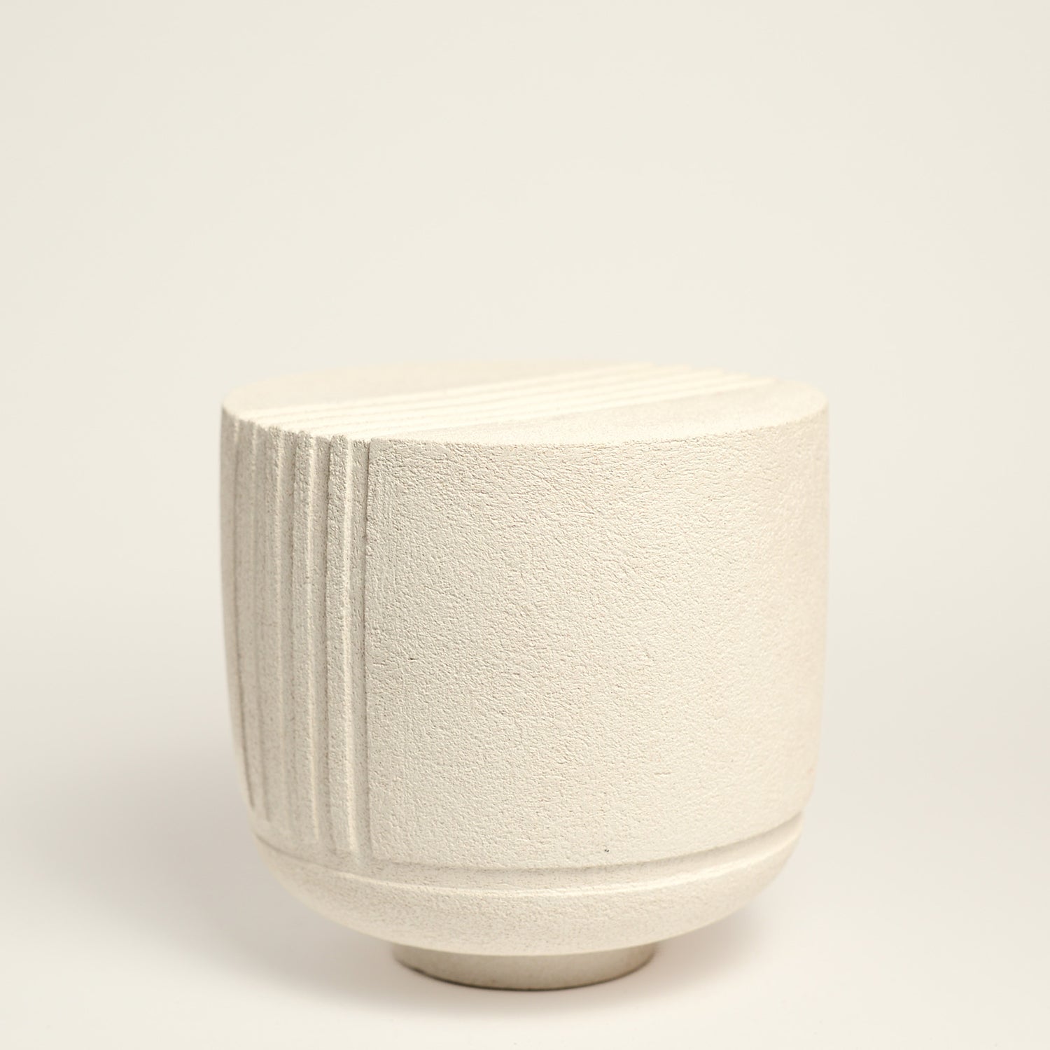 From her small studio in the Dandenong Ranges, Melinda Wallis strives for beauty in the form and surface. Simple designs can prove challenging, however this keeps her engaged as she continues to search for that one perfect piece. that enigma. She uses textured clays, often blending two or three together. The wheel gives Melinda her individual parts, and her hands assemble the finished product. The process is by far the main event for Melinda.