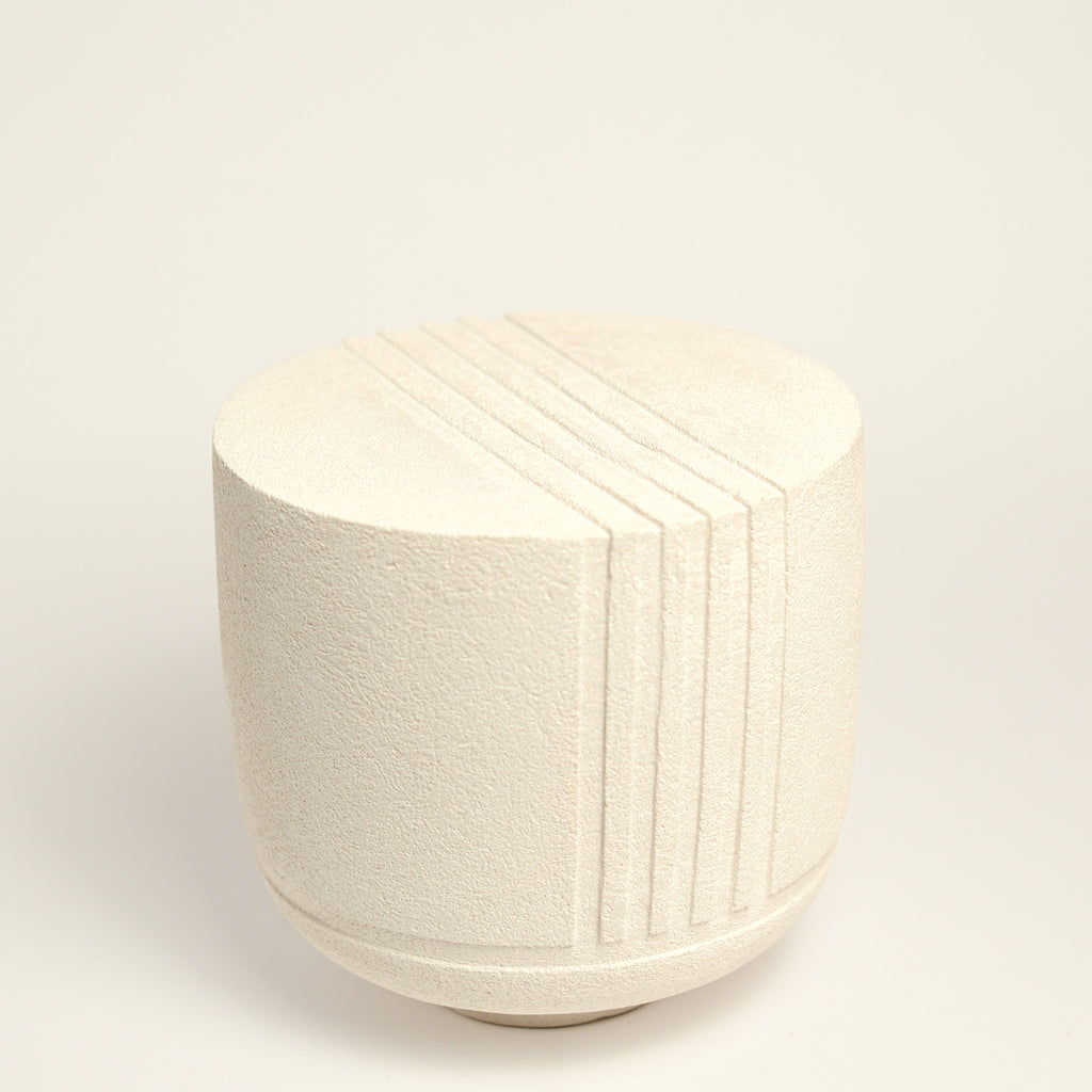 From her small studio in the Dandenong Ranges, Melinda Wallis strives for beauty in the form and surface. Simple designs can prove challenging, however this keeps her engaged as she continues to search for that one perfect piece. that enigma. She uses textured clays, often blending two or three together. The wheel gives Melinda her individual parts, and her hands assemble the finished product. The process is by far the main event for Melinda.