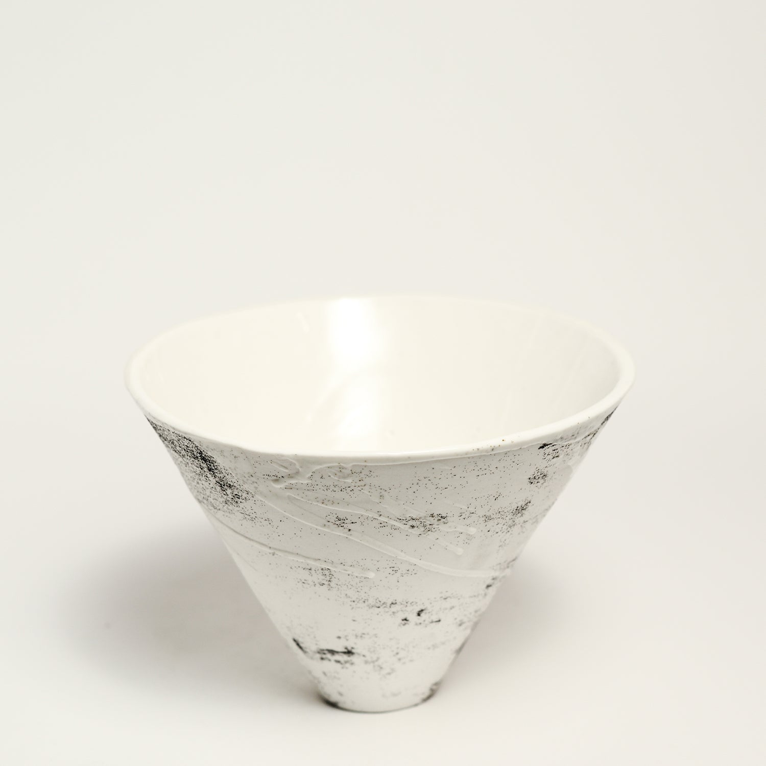 Ceramic cone vessel designed by pépite and handmade by Lucile Sciallano 