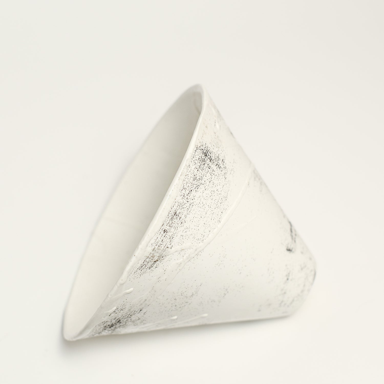 Ceramic cone vessel designed by pépite and handmade by Lucile Sciallano 