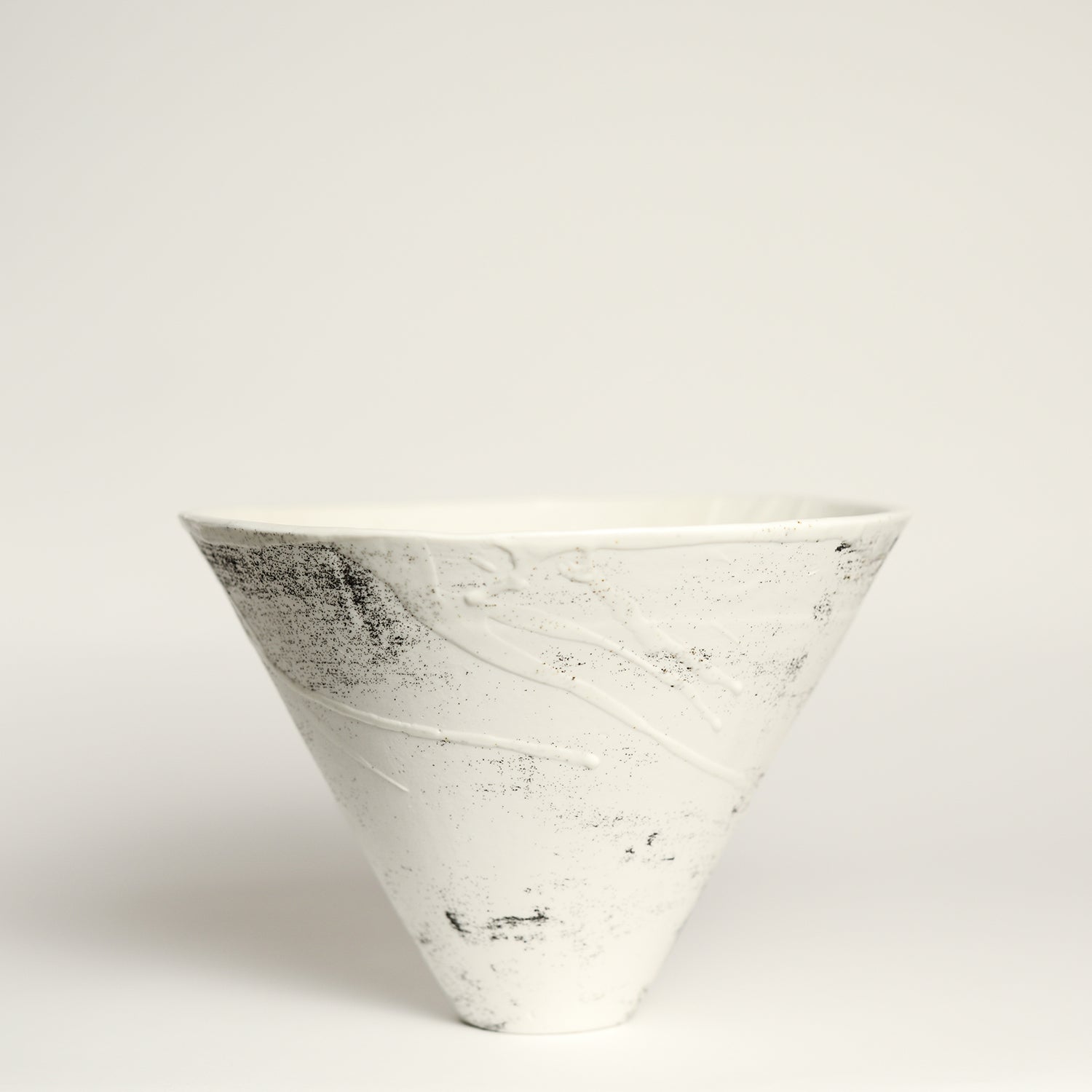 Ceramic cone vessel designed by pépite and handmade by Lucile Sciallano 
