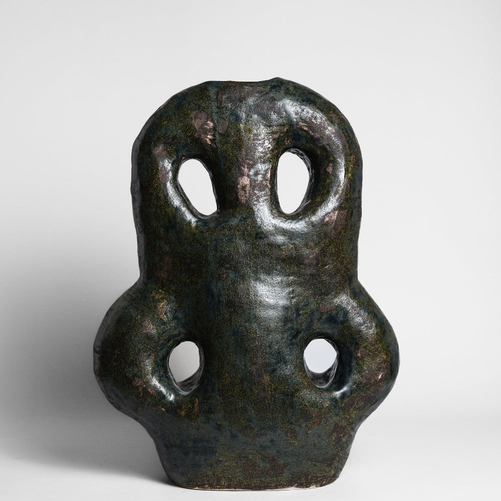 Inspired by the world of nature and architecture, Rémi Bracquemond's ceramics are first and foremost sketches. His studio in the heart of the forest allows the artist to express his passion for flora and fauna in his work. Everyday life, architecture and the ornamentation of buildings are real inspirations for the artist.