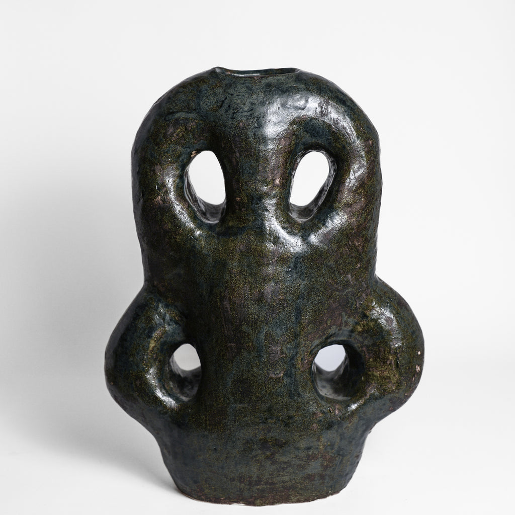 Inspired by the world of nature and architecture, Rémi Bracquemond's ceramics are first and foremost sketches. His studio in the heart of the forest allows the artist to express his passion for flora and fauna in his work. Everyday life, architecture and the ornamentation of buildings are real inspirations for the artist.