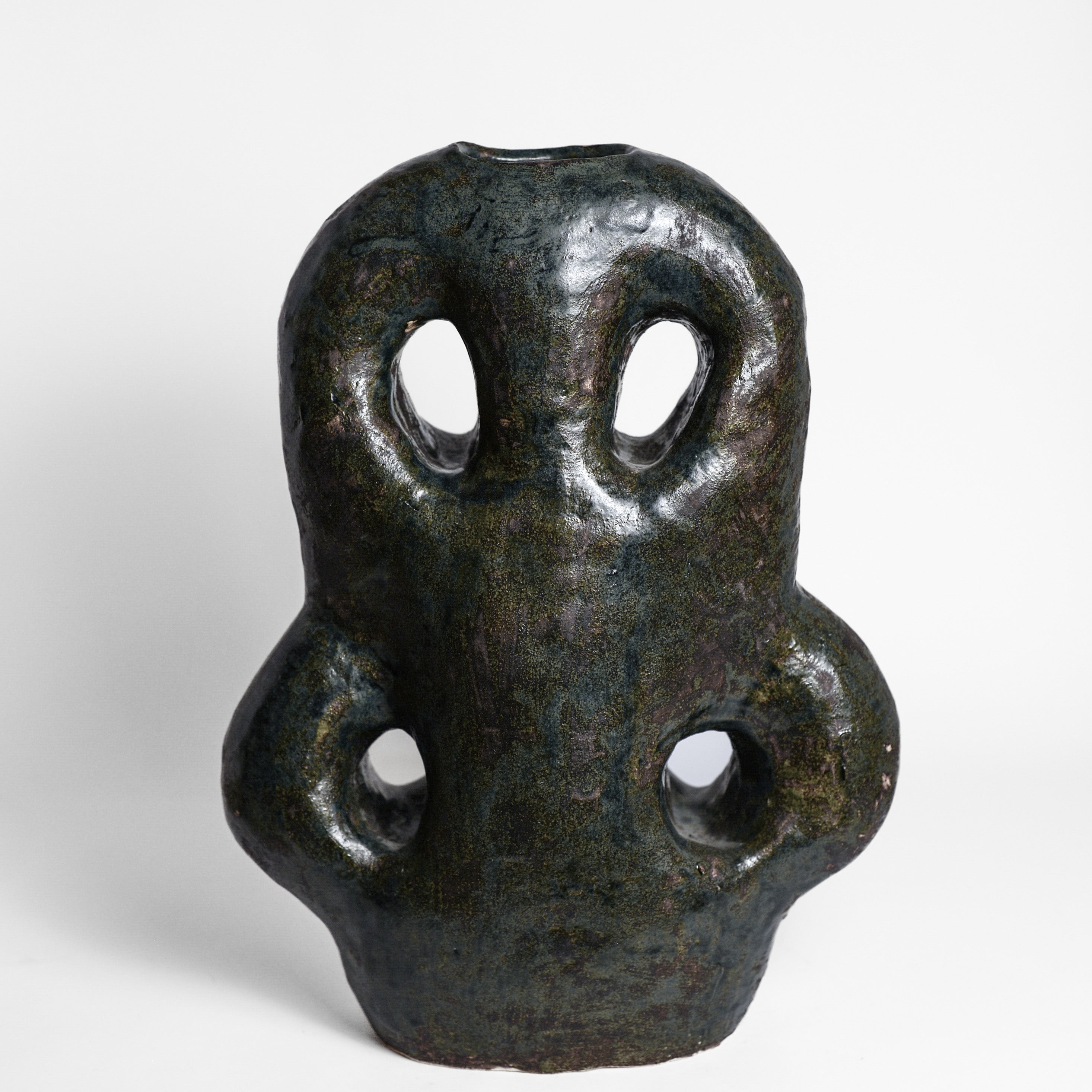 Inspired by the world of nature and architecture, Rémi Bracquemond's ceramics are first and foremost sketches. His studio in the heart of the forest allows the artist to express his passion for flora and fauna in his work. Everyday life, architecture and the ornamentation of buildings are real inspirations for the artist.