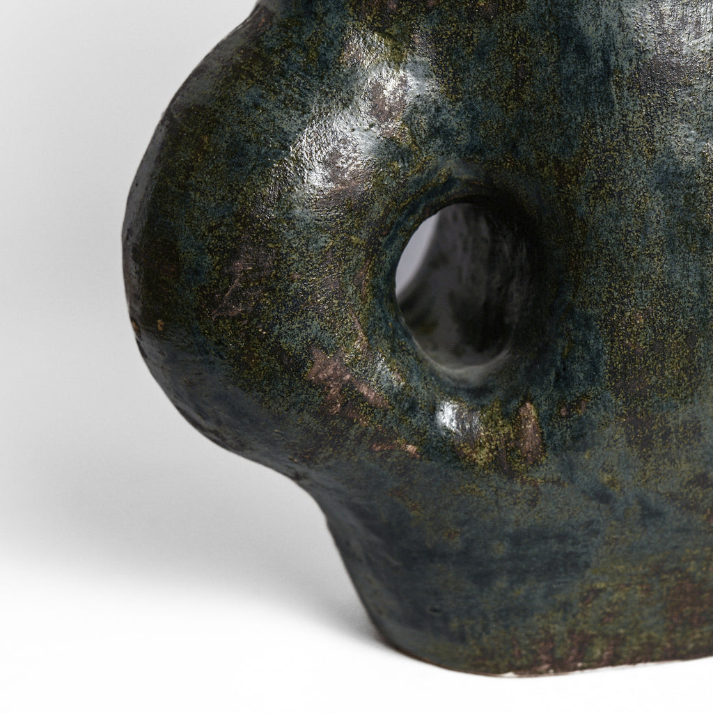 Inspired by the world of nature and architecture, Rémi Bracquemond's ceramics are first and foremost sketches. His studio in the heart of the forest allows the artist to express his passion for flora and fauna in his work. Everyday life, architecture and the ornamentation of buildings are real inspirations for the artist.