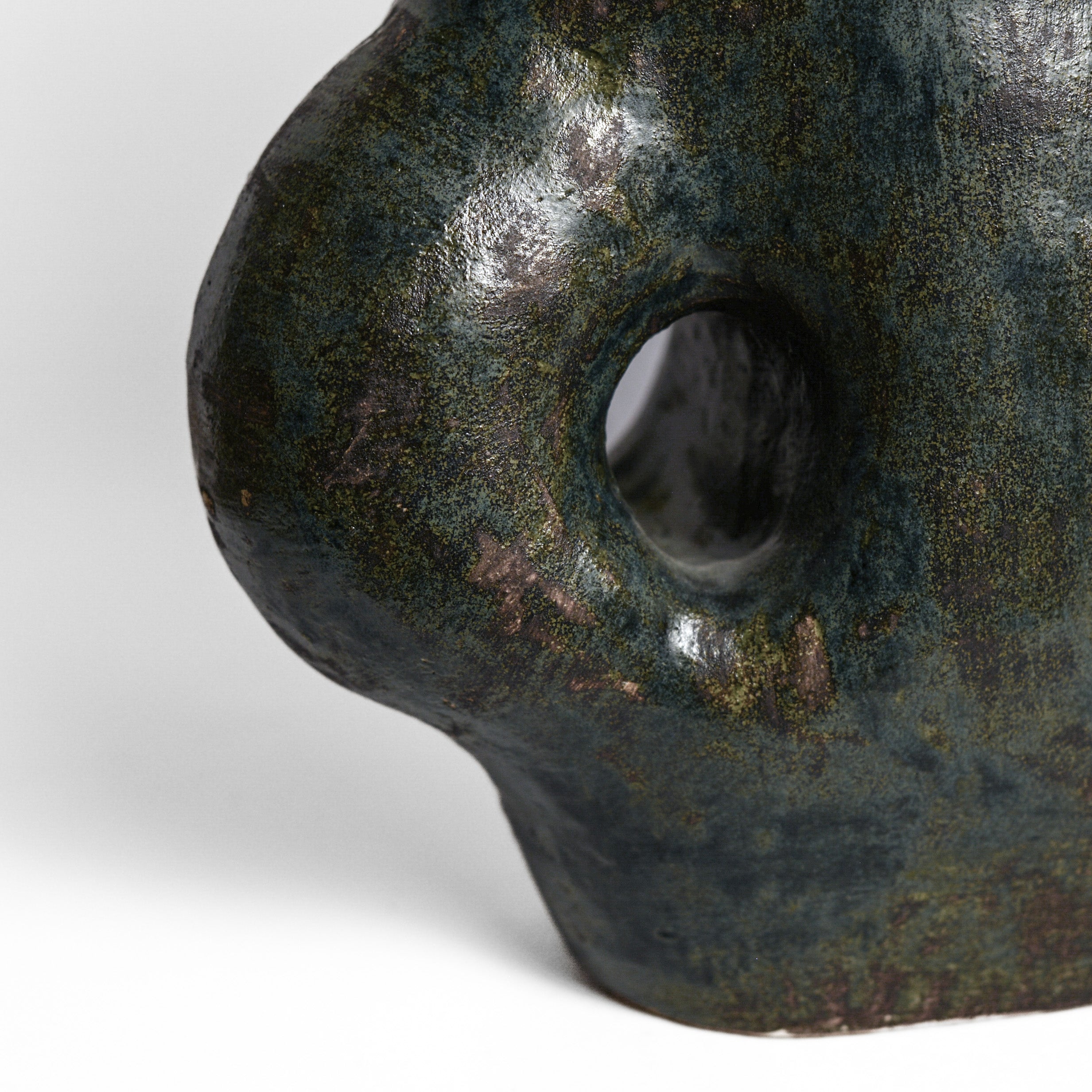 Inspired by the world of nature and architecture, Rémi Bracquemond's ceramics are first and foremost sketches. His studio in the heart of the forest allows the artist to express his passion for flora and fauna in his work. Everyday life, architecture and the ornamentation of buildings are real inspirations for the artist.