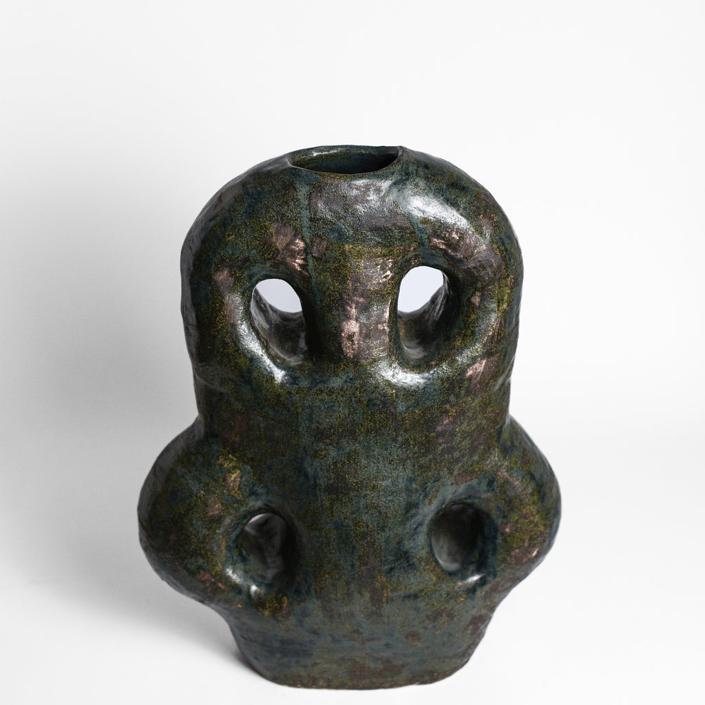 Inspired by the world of nature and architecture, Rémi Bracquemond's ceramics are first and foremost sketches. His studio in the heart of the forest allows the artist to express his passion for flora and fauna in his work. Everyday life, architecture and the ornamentation of buildings are real inspirations for the artist.