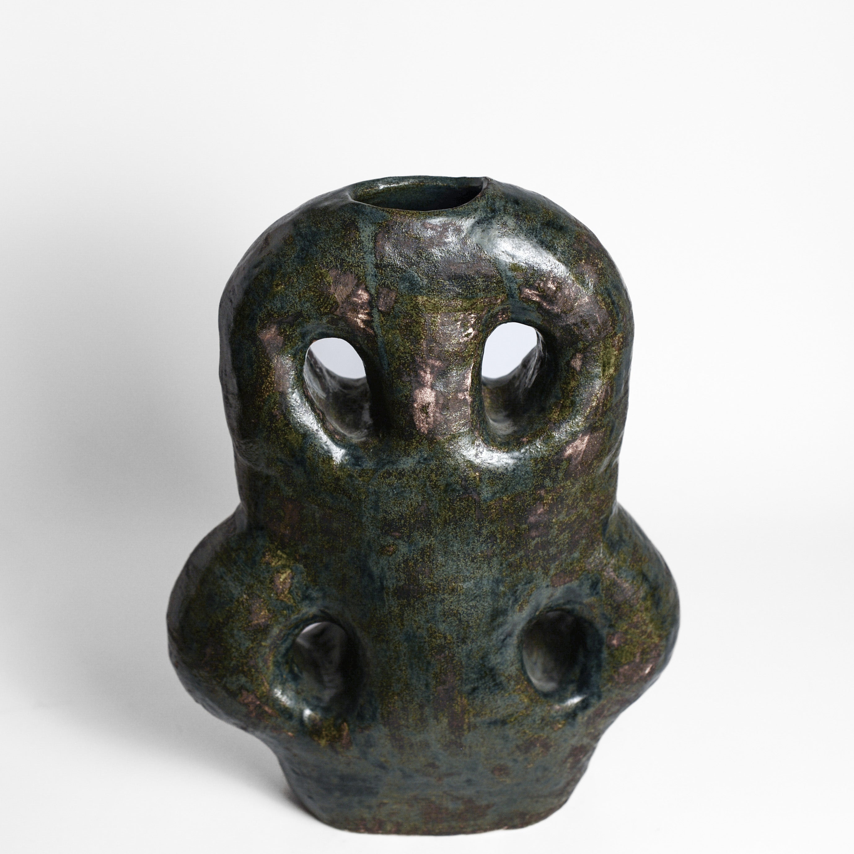 Inspired by the world of nature and architecture, Rémi Bracquemond's ceramics are first and foremost sketches. His studio in the heart of the forest allows the artist to express his passion for flora and fauna in his work. Everyday life, architecture and the ornamentation of buildings are real inspirations for the artist.