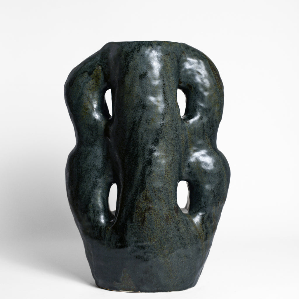 Inspired by the world of nature and architecture, Rémi Bracquemond's ceramics are first and foremost sketches. His studio in the heart of the forest allows the artist to express his passion for flora and fauna in his work. Everyday life, architecture and the ornamentation of buildings are real inspirations for the artist.