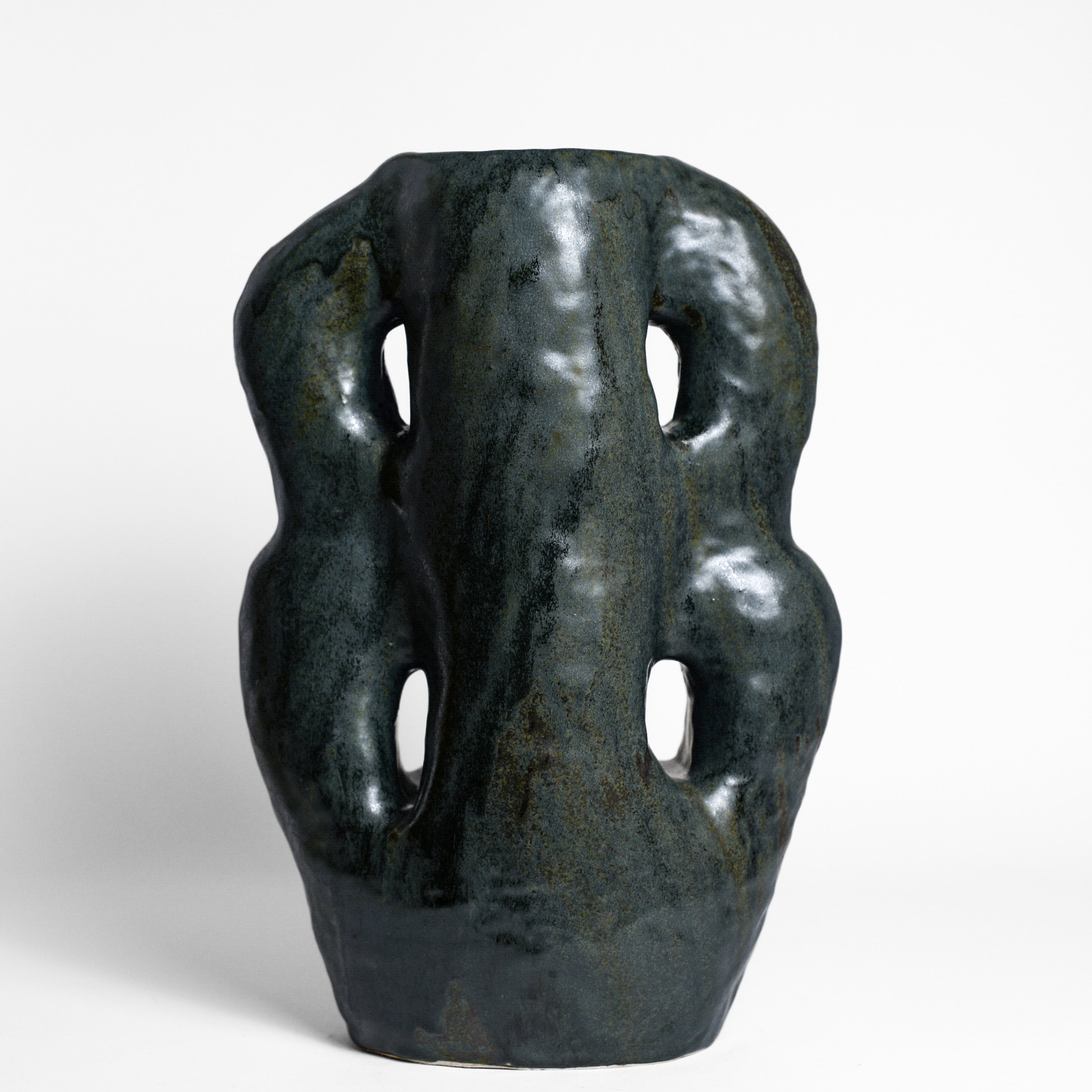 Inspired by the world of nature and architecture, Rémi Bracquemond's ceramics are first and foremost sketches. His studio in the heart of the forest allows the artist to express his passion for flora and fauna in his work. Everyday life, architecture and the ornamentation of buildings are real inspirations for the artist.