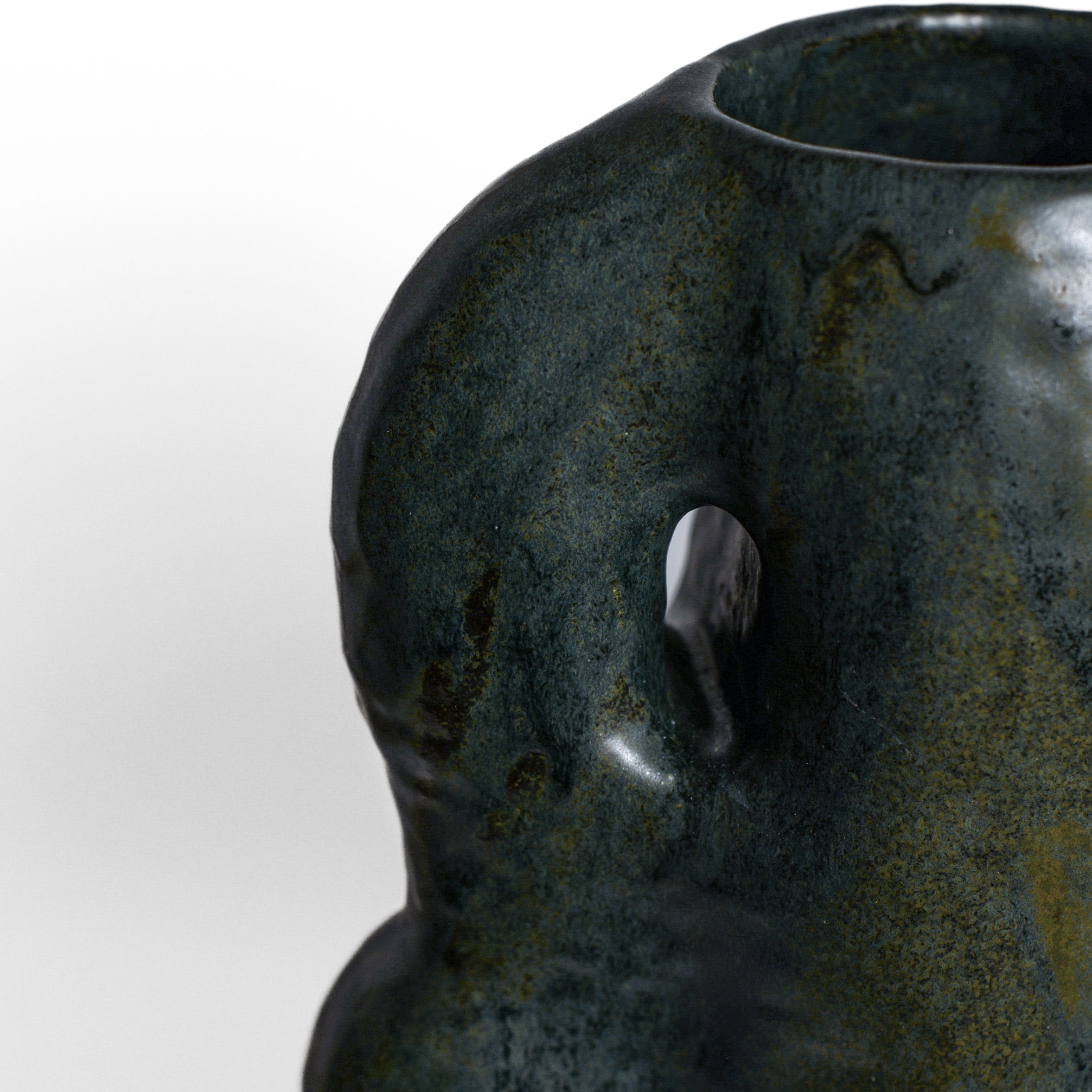 Inspired by the world of nature and architecture, Rémi Bracquemond's ceramics are first and foremost sketches. His studio in the heart of the forest allows the artist to express his passion for flora and fauna in his work. Everyday life, architecture and the ornamentation of buildings are real inspirations for the artist.