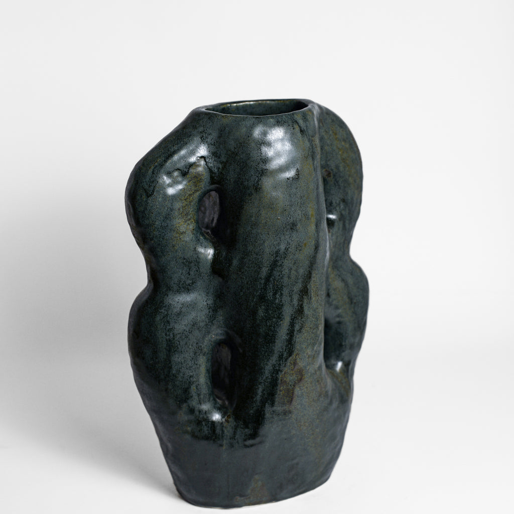 Inspired by the world of nature and architecture, Rémi Bracquemond's ceramics are first and foremost sketches. His studio in the heart of the forest allows the artist to express his passion for flora and fauna in his work. Everyday life, architecture and the ornamentation of buildings are real inspirations for the artist.