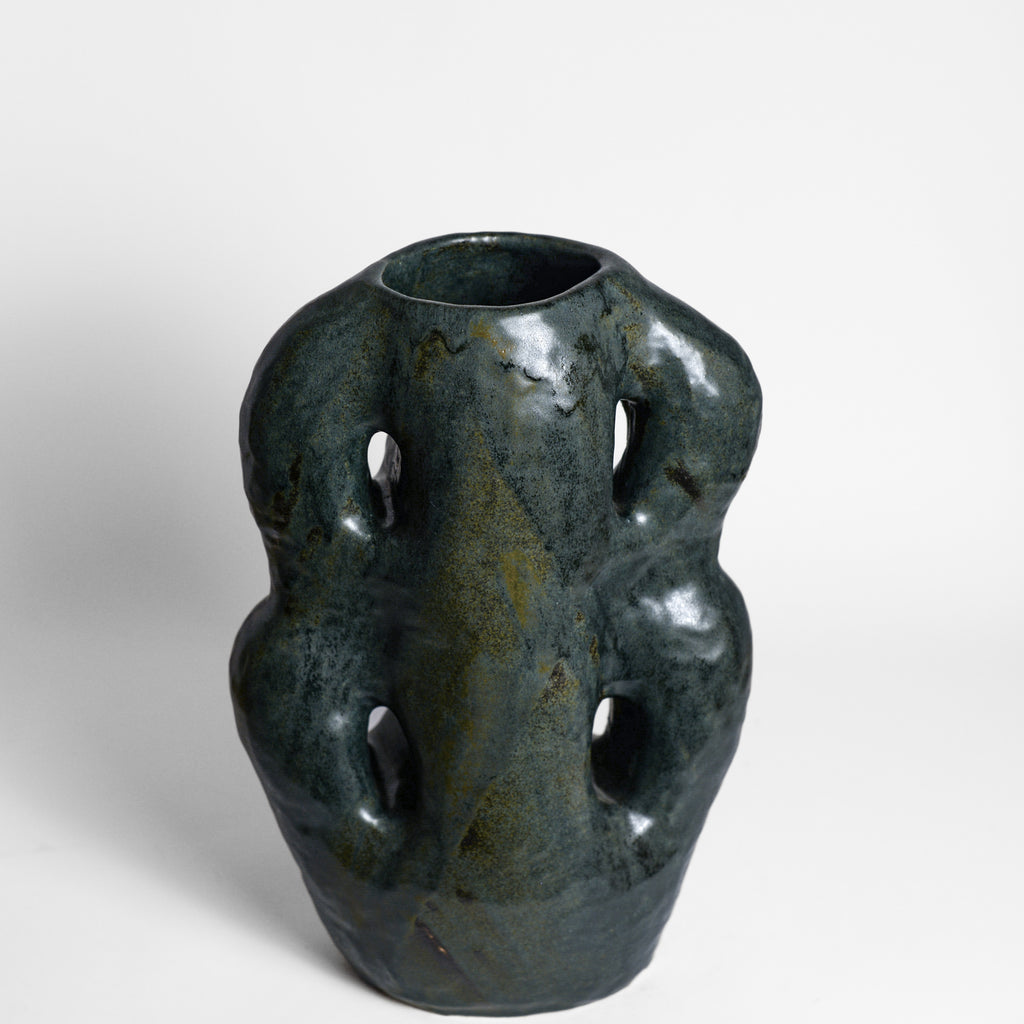 Inspired by the world of nature and architecture, Rémi Bracquemond's ceramics are first and foremost sketches. His studio in the heart of the forest allows the artist to express his passion for flora and fauna in his work. Everyday life, architecture and the ornamentation of buildings are real inspirations for the artist.