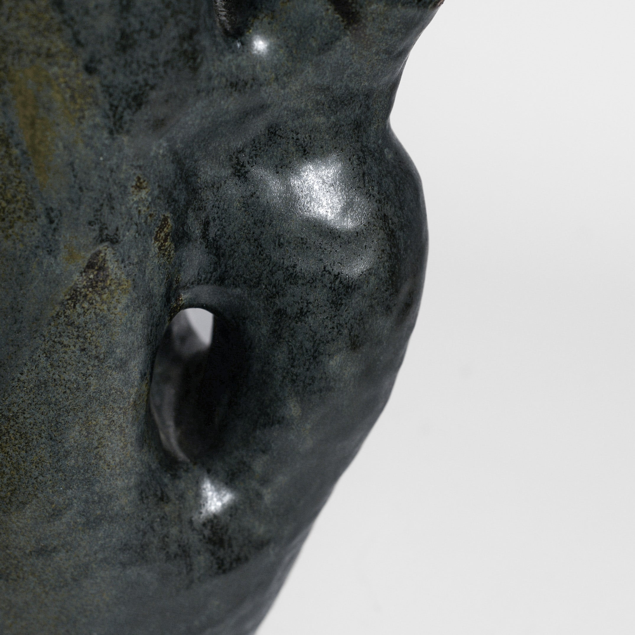 Inspired by the world of nature and architecture, Rémi Bracquemond's ceramics are first and foremost sketches. His studio in the heart of the forest allows the artist to express his passion for flora and fauna in his work. Everyday life, architecture and the ornamentation of buildings are real inspirations for the artist.