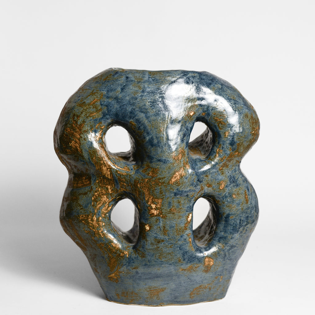 Inspired by the world of nature and architecture, Rémi Bracquemond's ceramics are first and foremost sketches. His studio in the heart of the forest allows the artist to express his passion for flora and fauna in his work. Everyday life, architecture and the ornamentation of buildings are real inspirations for the artist.