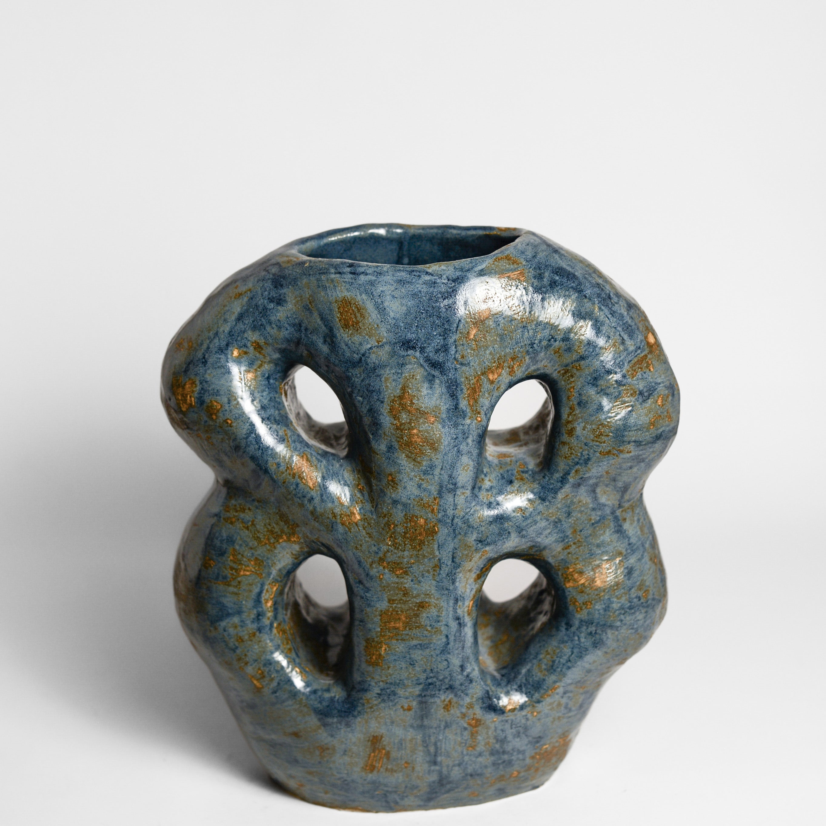 Inspired by the world of nature and architecture, Rémi Bracquemond's ceramics are first and foremost sketches. His studio in the heart of the forest allows the artist to express his passion for flora and fauna in his work. Everyday life, architecture and the ornamentation of buildings are real inspirations for the artist.